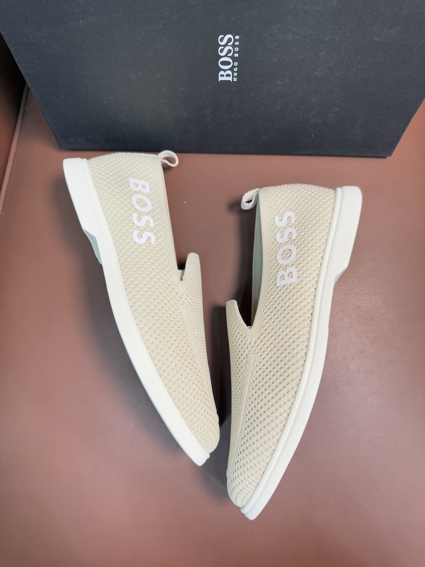 💰380 Boss男士休闲运动鞋，原版开模，鞋面采用意大利进口小牛皮拼接飞织网面材质，上脚柔软舒适  TPU大底脚感轻便！
Size：39-44（38、45，46订做）