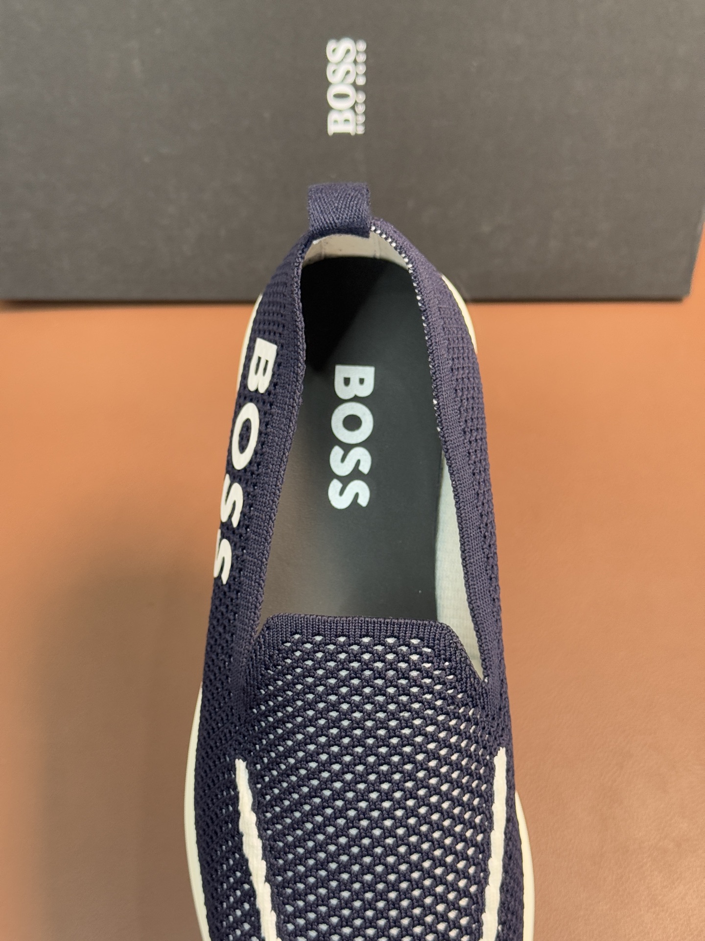 💰380 Boss男士休闲运动鞋，原版开模，鞋面采用意大利进口小牛皮拼接飞织网面材质，上脚柔软舒适  TPU大底脚感轻便！
Size：39-44（38、45，46订做）