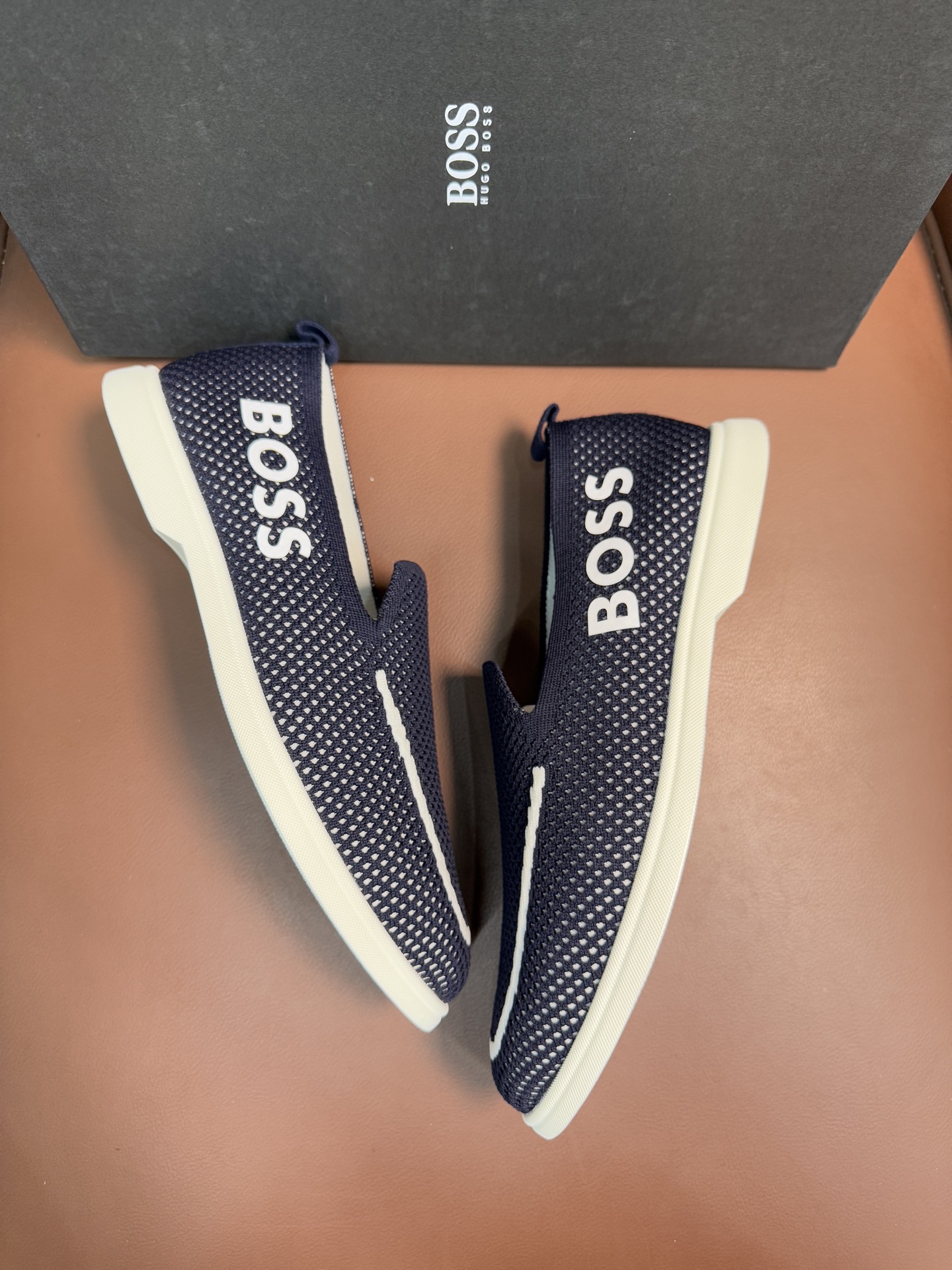 💰380 Boss男士休闲运动鞋，原版开模，鞋面采用意大利进口小牛皮拼接飞织网面材质，上脚柔软舒适  TPU大底脚感轻便！
Size：39-44（38、45，46订做）