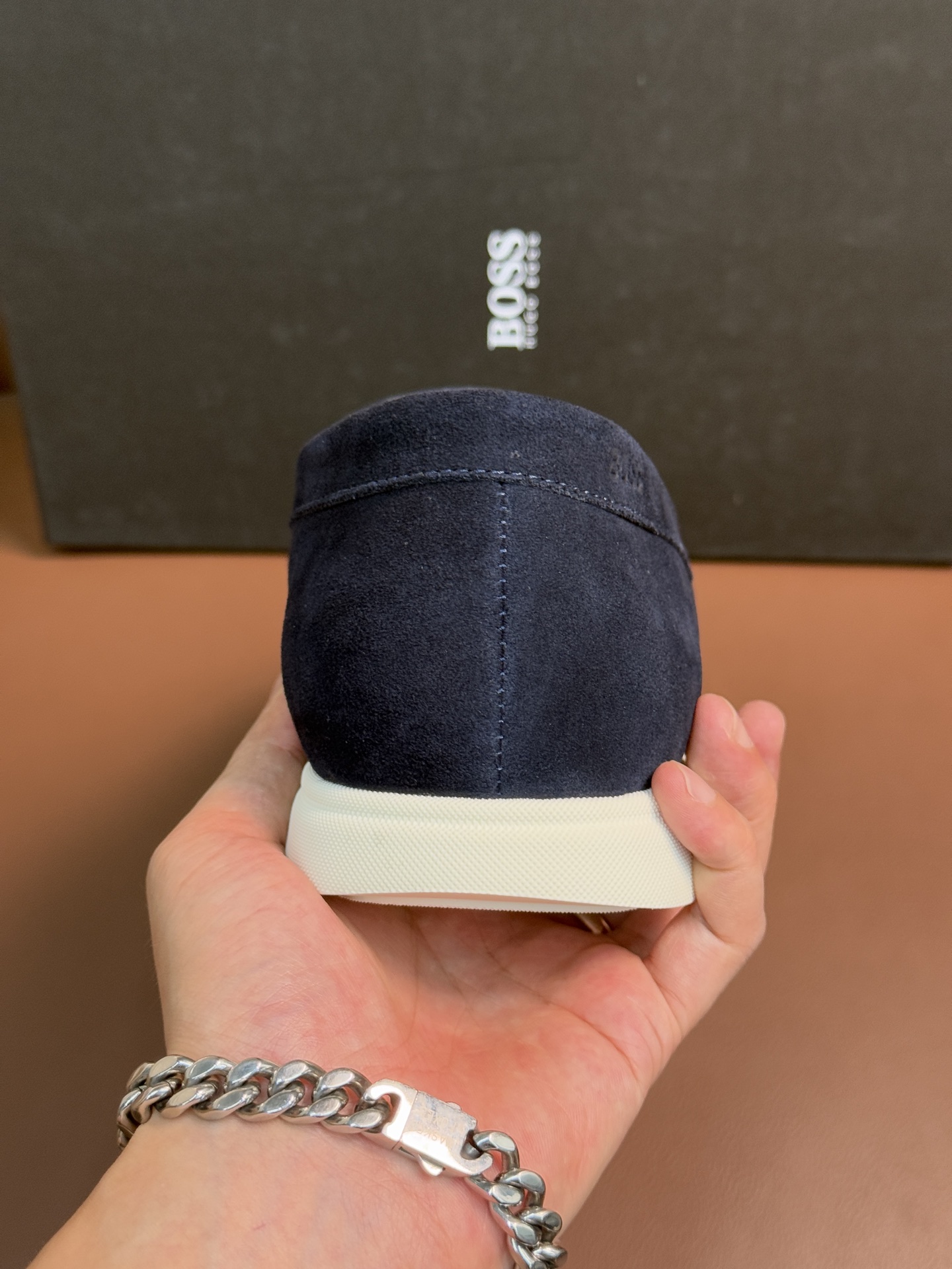 BOSS男士新款套脚乐福鞋👞,
选用进口麂皮制成,鞋面同材质流苏吊坠装饰,细致均匀的手工马克走线,经典乐福版型,小牛皮内里及垫脚,搭配轻质防滑耐磨橡胶大底,轻便舒适,套脚穿脱方便,上脚舒适透气,配原盒包装防尘袋!
P:440,size:39-44(45.46定制)