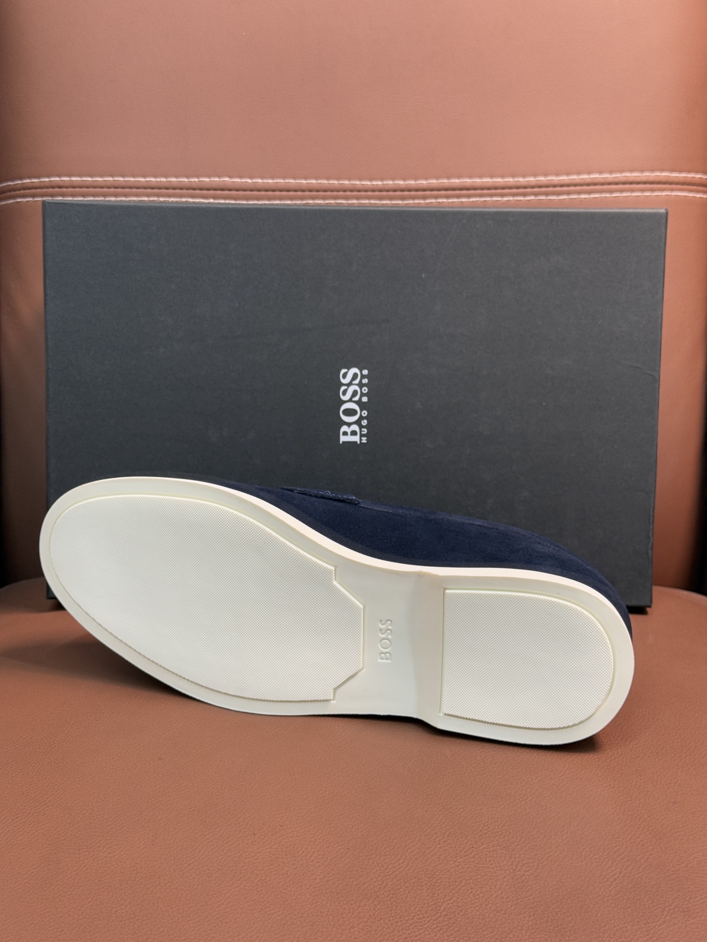 BOSS男士新款套脚乐福鞋👞,
选用进口麂皮制成,鞋面同材质流苏吊坠装饰,细致均匀的手工马克走线,经典乐福版型,小牛皮内里及垫脚,搭配轻质防滑耐磨橡胶大底,轻便舒适,套脚穿脱方便,上脚舒适透气,配原盒包装防尘袋!
P:440,size:39-44(45.46定制)