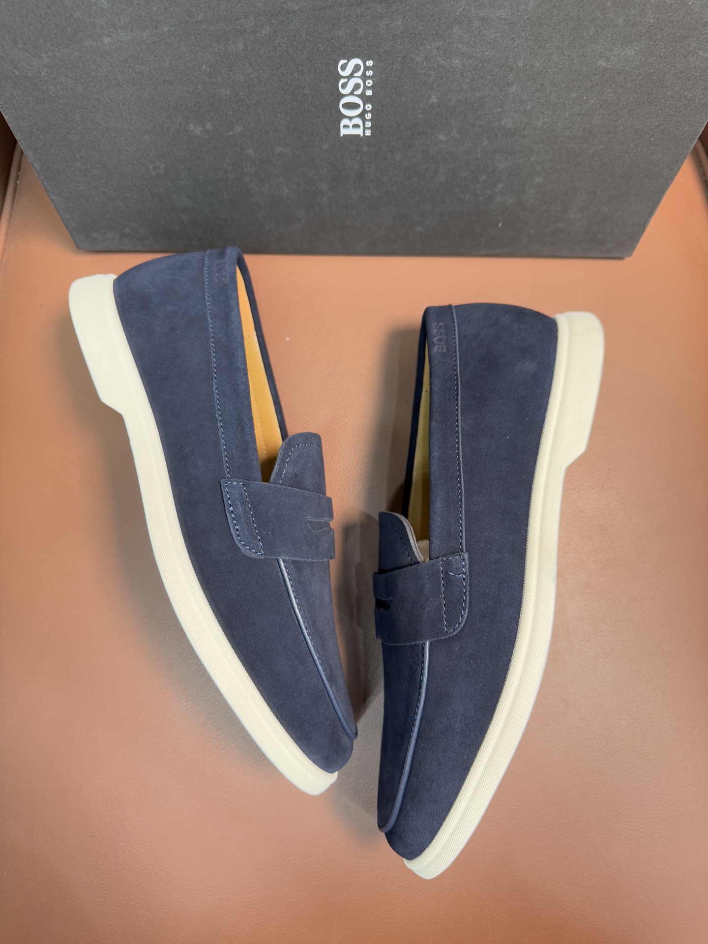 BOSS男士新款套脚乐福鞋👞,
选用进口麂皮制成,鞋面同材质流苏吊坠装饰,细致均匀的手工马克走线,经典乐福版型,小牛皮内里及垫脚,搭配轻质防滑耐磨橡胶大底,轻便舒适,套脚穿脱方便,上脚舒适透气,配原盒包装防尘袋!
P:440,size:39-44(45.46定制)