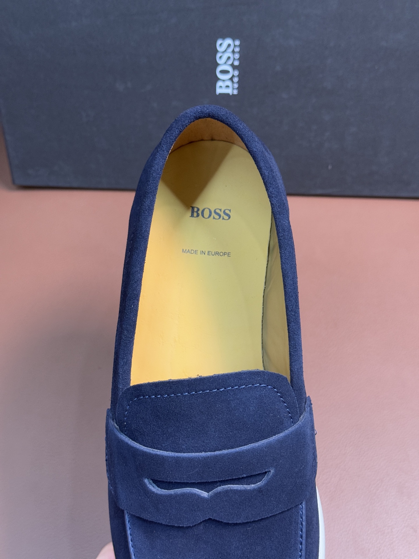 BOSS男士新款套脚乐福鞋👞,
选用进口麂皮制成,鞋面同材质流苏吊坠装饰,细致均匀的手工马克走线,经典乐福版型,小牛皮内里及垫脚,搭配轻质防滑耐磨橡胶大底,轻便舒适,套脚穿脱方便,上脚舒适透气,配原盒包装防尘袋!
P:440,size:39-44(45.46定制)