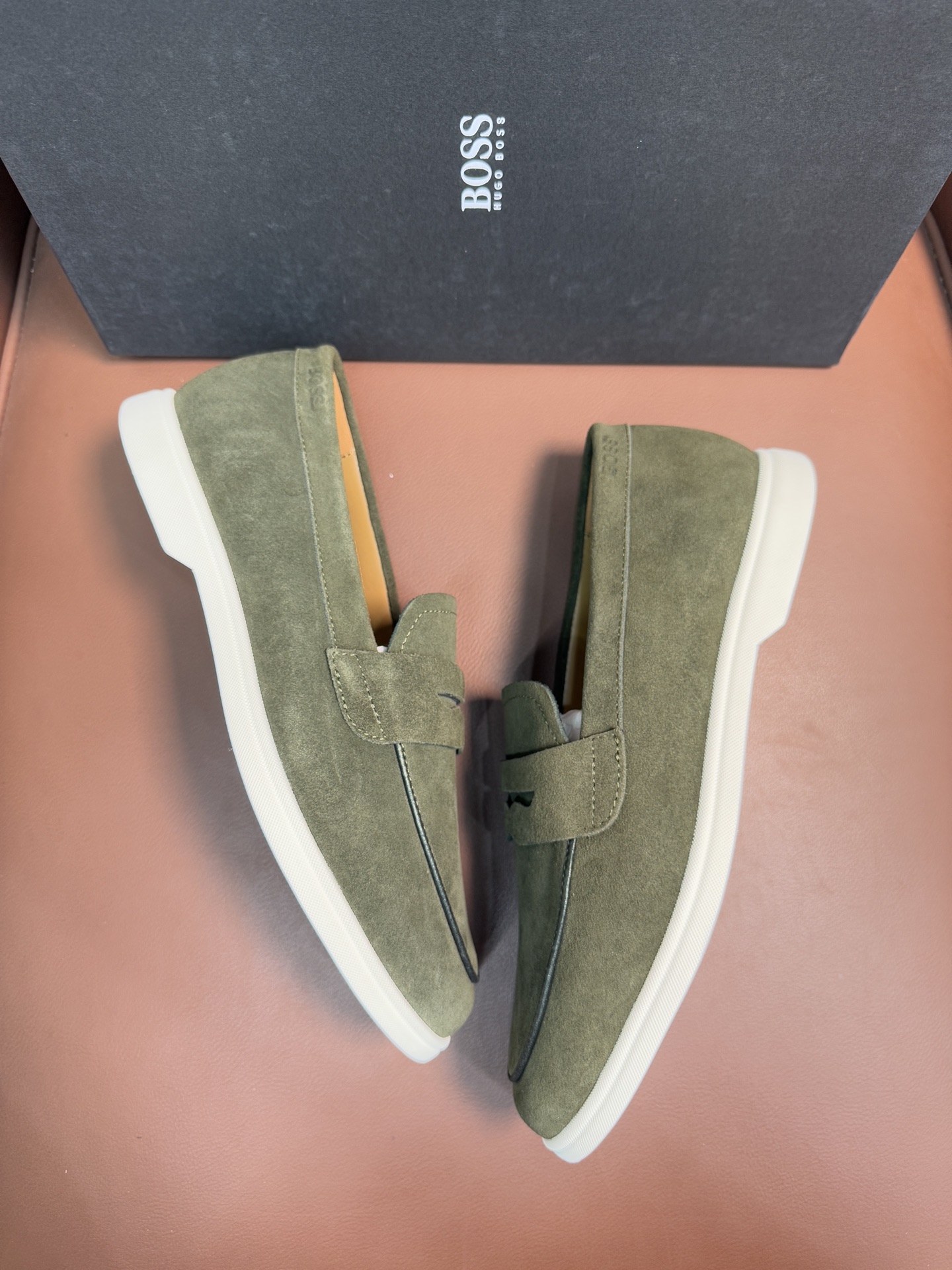 BOSS男士新款套脚乐福鞋👞,
选用进口麂皮制成,鞋面同材质流苏吊坠装饰,细致均匀的手工马克走线,经典乐福版型,小牛皮内里及垫脚,搭配轻质防滑耐磨橡胶大底,轻便舒适,套脚穿脱方便,上脚舒适透气,配原盒包装防尘袋!
P:440,size:39-44(45.46定制)