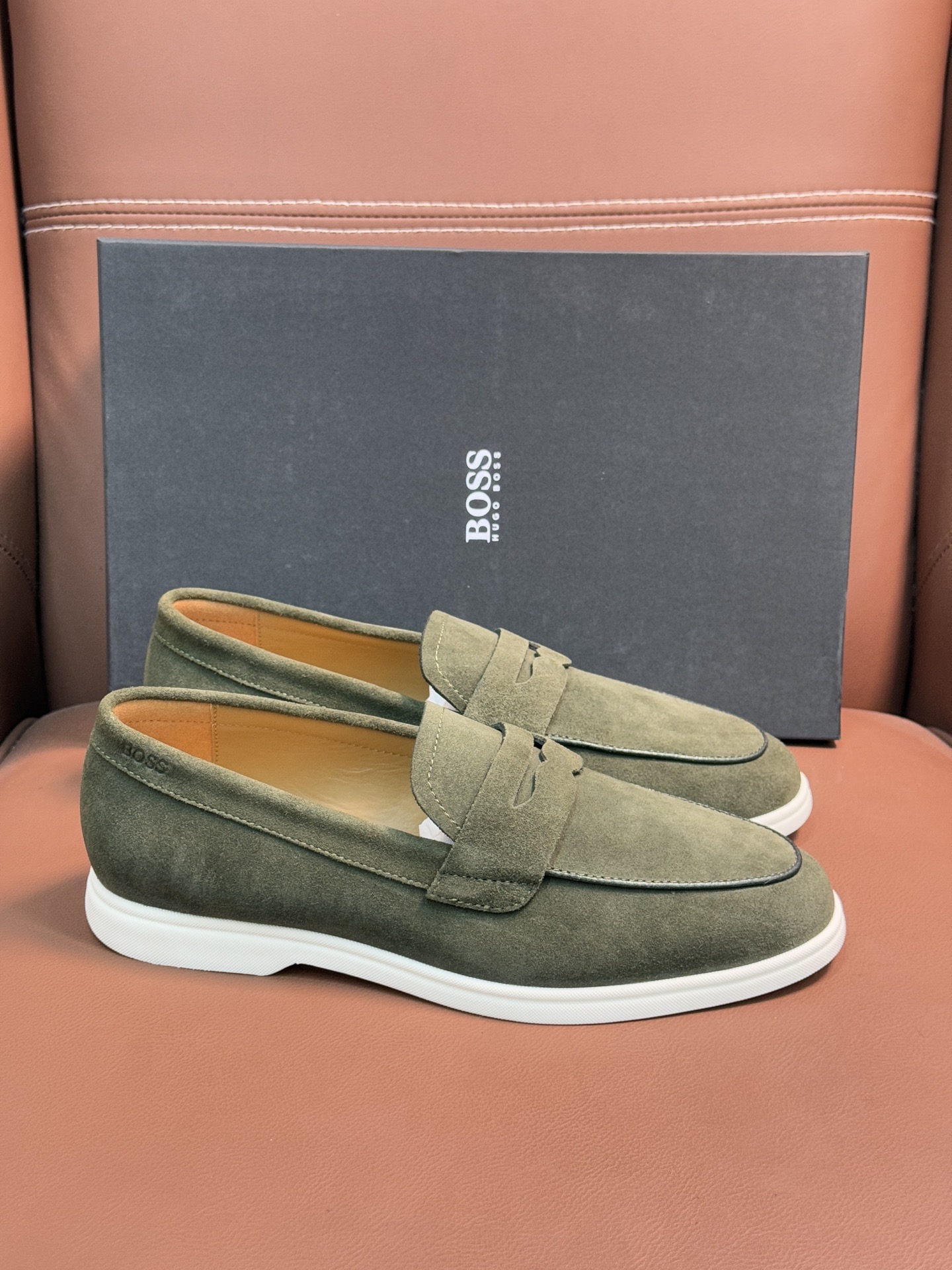 BOSS男士新款套脚乐福鞋👞,
选用进口麂皮制成,鞋面同材质流苏吊坠装饰,细致均匀的手工马克走线,经典乐福版型,小牛皮内里及垫脚,搭配轻质防滑耐磨橡胶大底,轻便舒适,套脚穿脱方便,上脚舒适透气,配原盒包装防尘袋!
P:440,size:39-44(45.46定制)