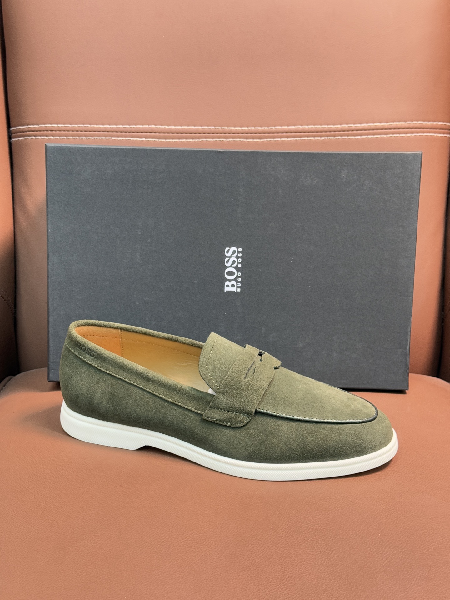 BOSS男士新款套脚乐福鞋👞,
选用进口麂皮制成,鞋面同材质流苏吊坠装饰,细致均匀的手工马克走线,经典乐福版型,小牛皮内里及垫脚,搭配轻质防滑耐磨橡胶大底,轻便舒适,套脚穿脱方便,上脚舒适透气,配原盒包装防尘袋!
P:440,size:39-44(45.46定制)