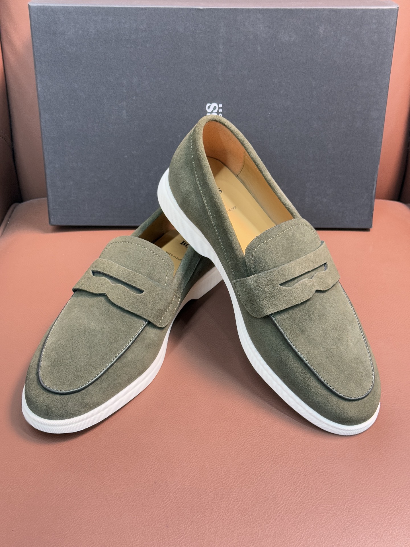 BOSS男士新款套脚乐福鞋👞,
选用进口麂皮制成,鞋面同材质流苏吊坠装饰,细致均匀的手工马克走线,经典乐福版型,小牛皮内里及垫脚,搭配轻质防滑耐磨橡胶大底,轻便舒适,套脚穿脱方便,上脚舒适透气,配原盒包装防尘袋!
P:440,size:39-44(45.46定制)