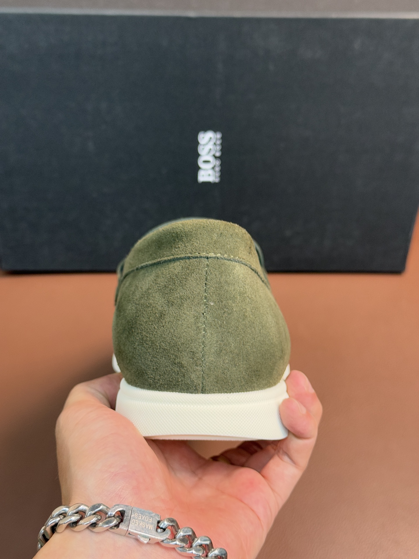 BOSS男士新款套脚乐福鞋👞,
选用进口麂皮制成,鞋面同材质流苏吊坠装饰,细致均匀的手工马克走线,经典乐福版型,小牛皮内里及垫脚,搭配轻质防滑耐磨橡胶大底,轻便舒适,套脚穿脱方便,上脚舒适透气,配原盒包装防尘袋!
P:440,size:39-44(45.46定制)