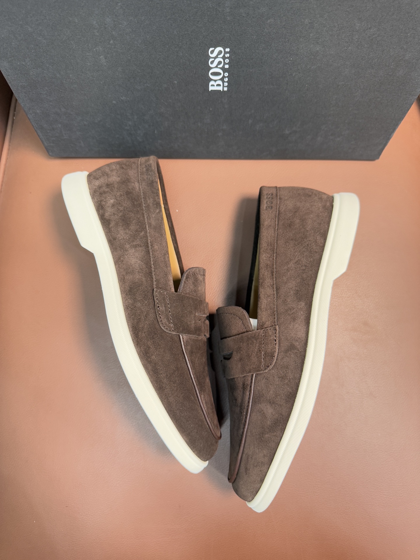BOSS男士新款套脚乐福鞋👞,
选用进口麂皮制成,鞋面同材质流苏吊坠装饰,细致均匀的手工马克走线,经典乐福版型,小牛皮内里及垫脚,搭配轻质防滑耐磨橡胶大底,轻便舒适,套脚穿脱方便,上脚舒适透气,配原盒包装防尘袋!
P:440,size:39-44(45.46定制)