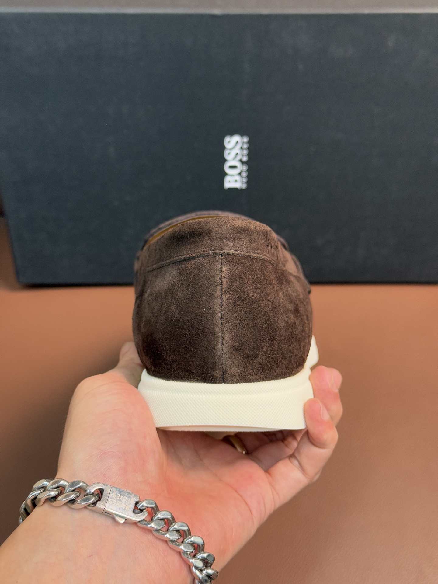 BOSS男士新款套脚乐福鞋👞,
选用进口麂皮制成,鞋面同材质流苏吊坠装饰,细致均匀的手工马克走线,经典乐福版型,小牛皮内里及垫脚,搭配轻质防滑耐磨橡胶大底,轻便舒适,套脚穿脱方便,上脚舒适透气,配原盒包装防尘袋!
P:440,size:39-44(45.46定制)