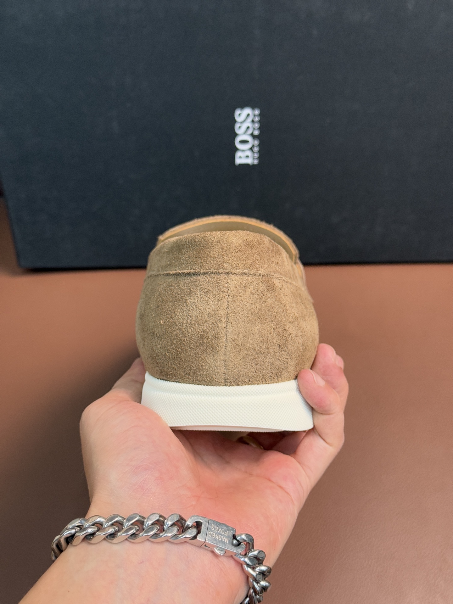 BOSS男士新款套脚乐福鞋👞,
选用进口麂皮制成,鞋面同材质流苏吊坠装饰,细致均匀的手工马克走线,经典乐福版型,小牛皮内里及垫脚,搭配轻质防滑耐磨橡胶大底,轻便舒适,套脚穿脱方便,上脚舒适透气,配原盒包装防尘袋!
P:440,size:39-44(45.46定制)