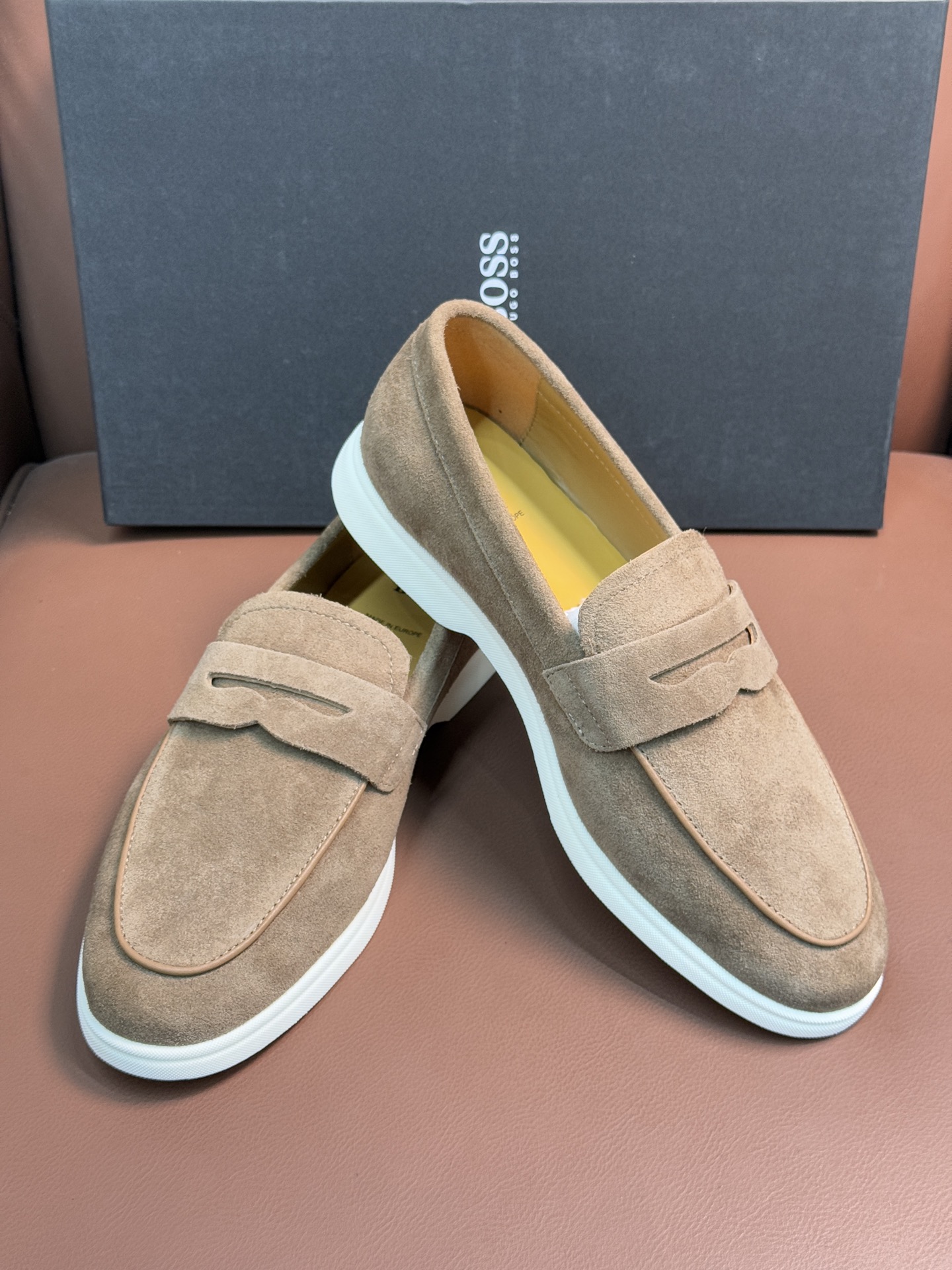 BOSS男士新款套脚乐福鞋👞,
选用进口麂皮制成,鞋面同材质流苏吊坠装饰,细致均匀的手工马克走线,经典乐福版型,小牛皮内里及垫脚,搭配轻质防滑耐磨橡胶大底,轻便舒适,套脚穿脱方便,上脚舒适透气,配原盒包装防尘袋!
P:440,size:39-44(45.46定制)