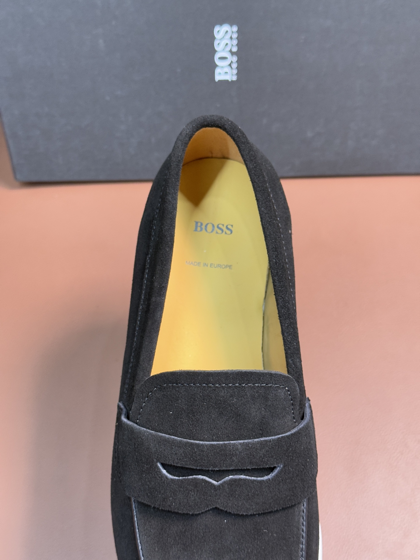 BOSS男士新款套脚乐福鞋👞,
选用进口麂皮制成,鞋面同材质流苏吊坠装饰,细致均匀的手工马克走线,经典乐福版型,小牛皮内里及垫脚,搭配轻质防滑耐磨橡胶大底,轻便舒适,套脚穿脱方便,上脚舒适透气,配原盒包装防尘袋!
P:440,size:39-44(45.46定制)
