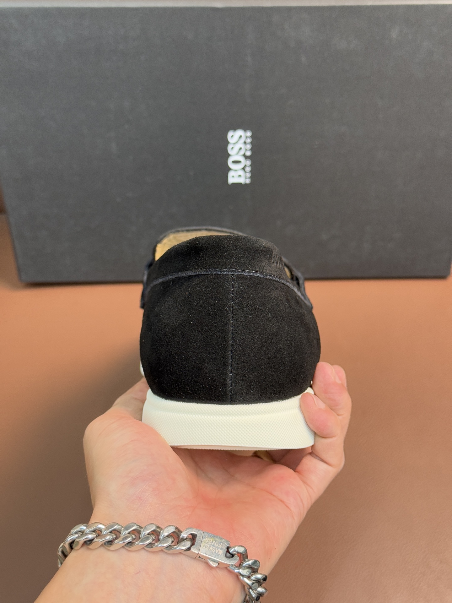BOSS男士新款套脚乐福鞋👞,
选用进口麂皮制成,鞋面同材质流苏吊坠装饰,细致均匀的手工马克走线,经典乐福版型,小牛皮内里及垫脚,搭配轻质防滑耐磨橡胶大底,轻便舒适,套脚穿脱方便,上脚舒适透气,配原盒包装防尘袋!
P:440,size:39-44(45.46定制)