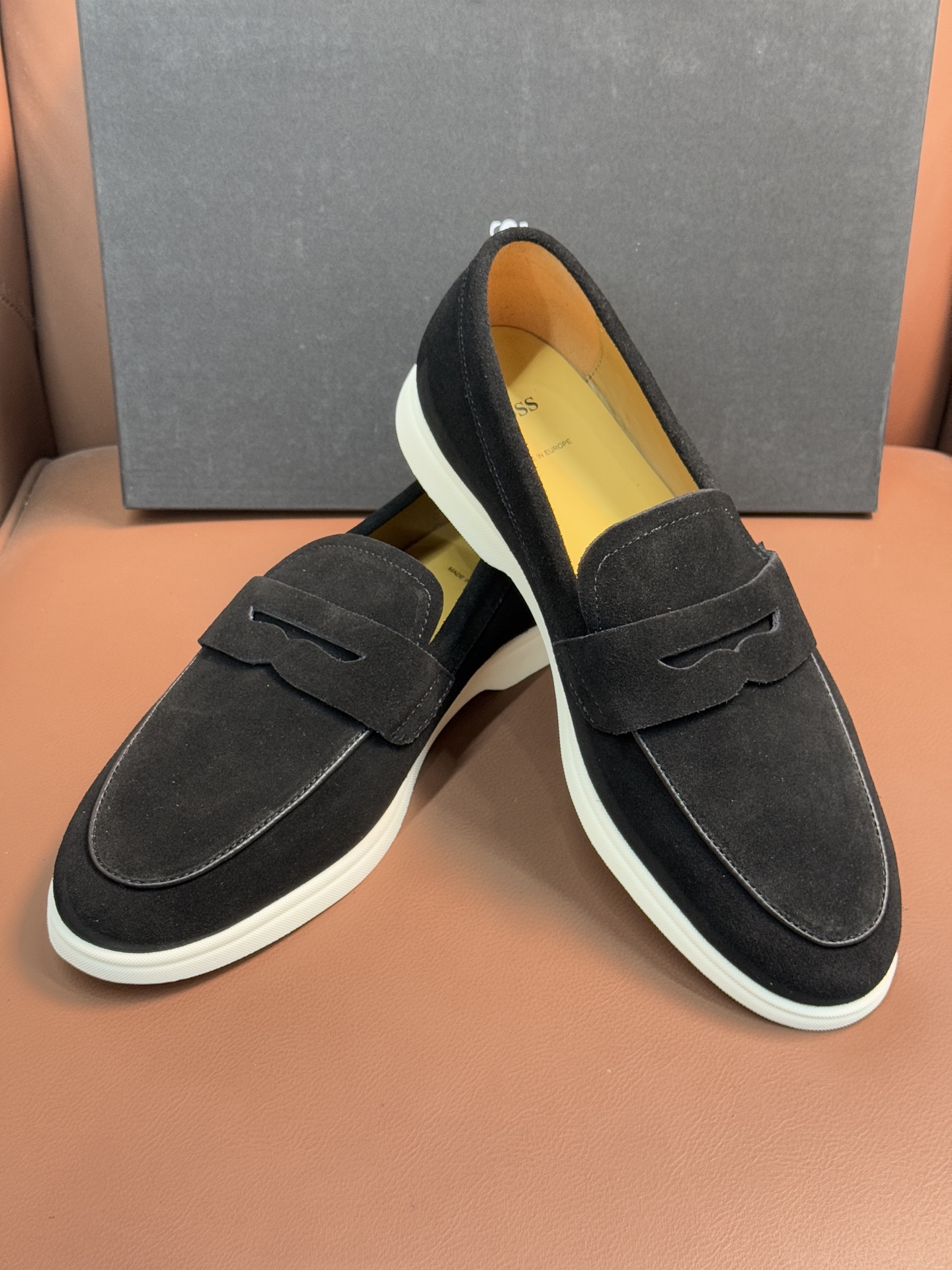BOSS男士新款套脚乐福鞋👞,
选用进口麂皮制成,鞋面同材质流苏吊坠装饰,细致均匀的手工马克走线,经典乐福版型,小牛皮内里及垫脚,搭配轻质防滑耐磨橡胶大底,轻便舒适,套脚穿脱方便,上脚舒适透气,配原盒包装防尘袋!
P:440,size:39-44(45.46定制)