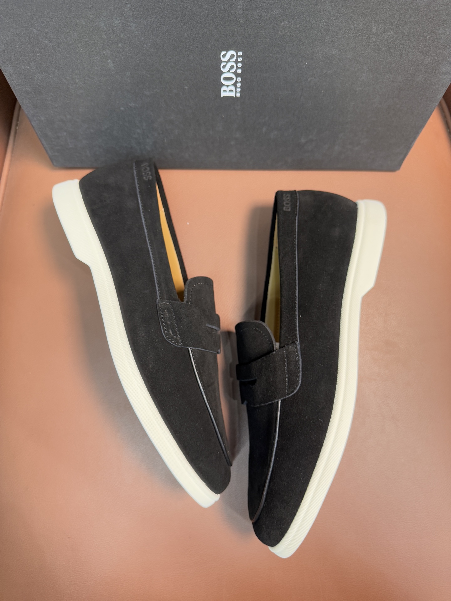 BOSS男士新款套脚乐福鞋👞,
选用进口麂皮制成,鞋面同材质流苏吊坠装饰,细致均匀的手工马克走线,经典乐福版型,小牛皮内里及垫脚,搭配轻质防滑耐磨橡胶大底,轻便舒适,套脚穿脱方便,上脚舒适透气,配原盒包装防尘袋!
P:440,size:39-44(45.46定制)