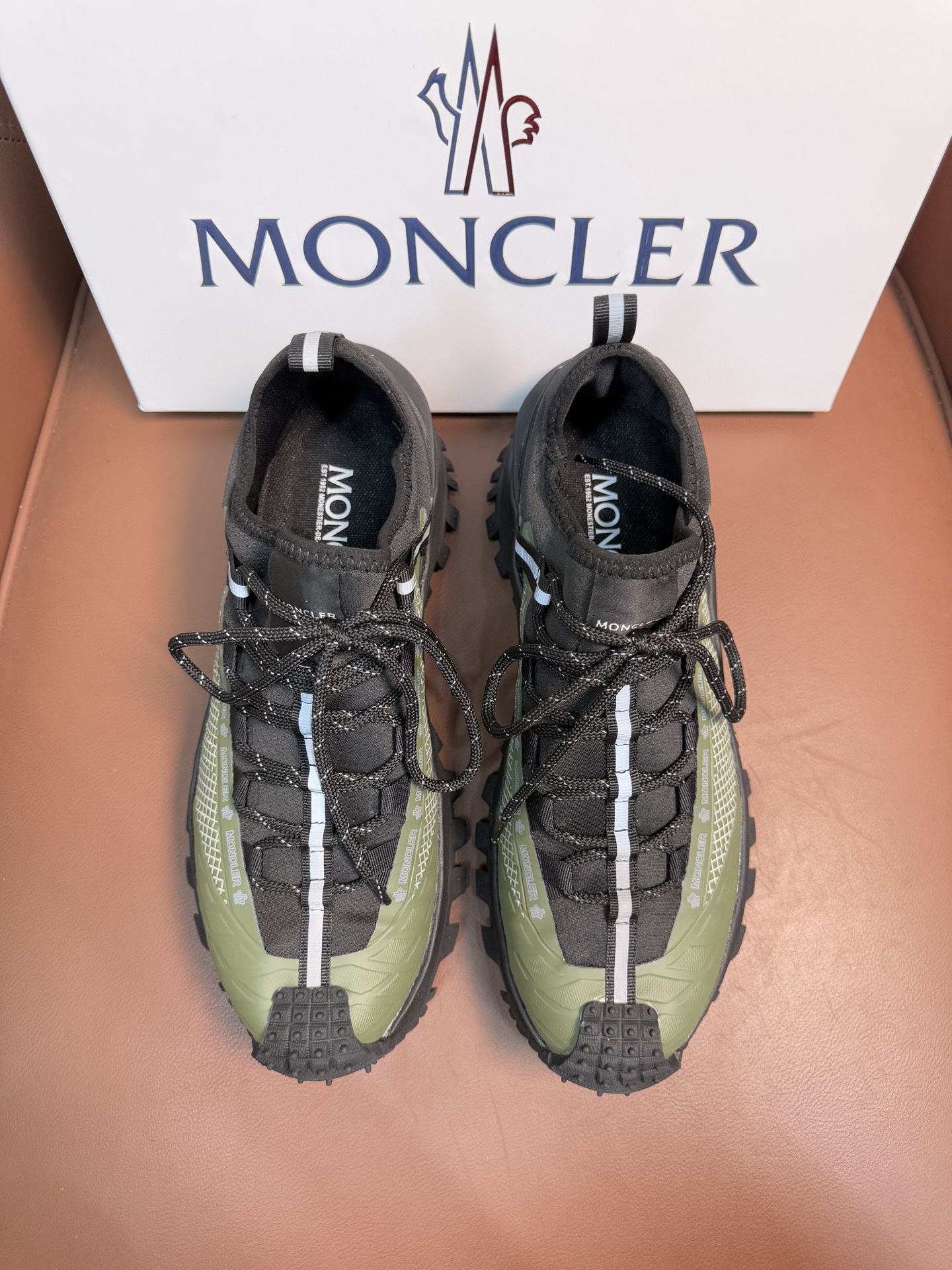 NO:347823,Moncler/monkout outdoor lace-up sneakers, with comfortable and anti-slip properties, are made of leather and technological fabrics, designed for outdoor running or urban stroll. They are both innovative, functional and graphic details, draw inspiration from the alpine atmosphere, and interpret trendy fashion. Suede, honeycomb mesh, neoprene are spliced ​​with various materials, the upper is designed with shoelaces and rubber inserts, and the sole is made of TPU + rubber + high elastic rubber foam combination, which has high elasticity and high wear resistance and improves comfort!  Size39-44 (38.45 custom made), Moncler, sneakers19860909Moncler/蒙口户外系带运动鞋,具有舒适防滑性能,采用皮革和科技面料制成,专为户外跑步或都市漫步而设.兼备创新、功能性与图形细节于一体,从高山氛围汲取灵感,诠释潮流时尚.绒面革,蜂窝网布,氯丁橡胶 各种材质拼接打造,鞋面采用鞋带和橡胶嵌件设计,大底采用TPU+橡胶+高弹橡胶发泡组合成型,具有高弹性高耐磨性,提高舒适性！ Size39-44（38.45定做）,,Moncler,sneakers,Men's shoes