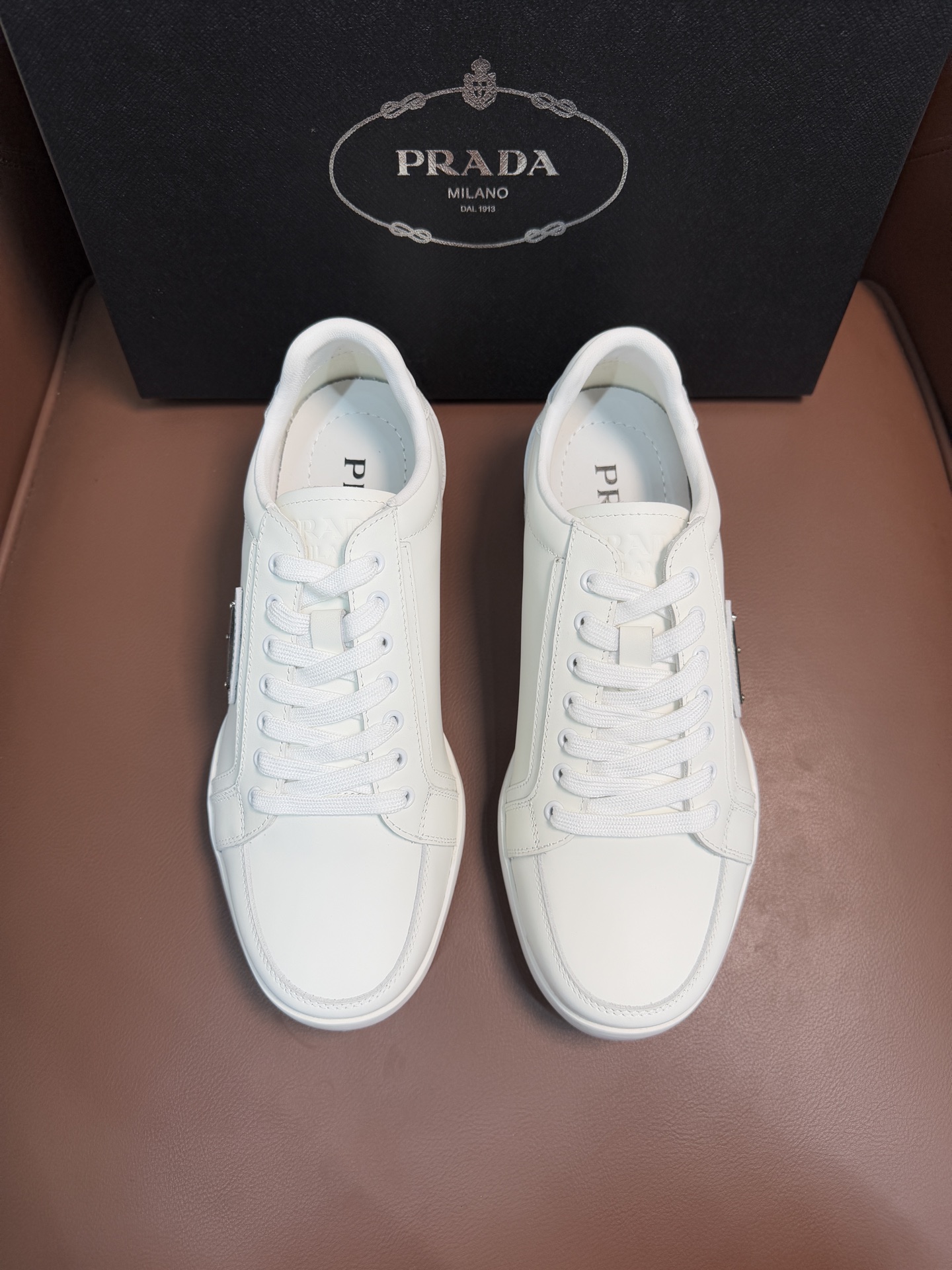 NO:555575,Prada/Prada men's new leather sneakers are made of imported calf leather, with a classic penny loafer upper design style, inspired by classic aesthetic concepts. They are equipped with a 3.5cm iconic red label lightweight elastic rubber sole, a fabric cowhide mixed lining, silk-printed logo cowhide foot support, the style is versatile and durable, the upper foot is comfortable and breathable, and comes with a full set of original packaging dust bag!  Size 39-40-41-42-43-44 Standard leather shoe size (45 can be customized but returns and exchanges are not supported), prada, prada, loafers, sneakers, cowhide19860909Prada/普拉达 男士新款皮革运动鞋这款运动鞋采用进口小牛皮革打造,经典便士乐福鞋鞋面设计风格,灵感源自经典美学理念.搭配3.5cm标志性红标轻质弹性橡胶鞋底,织物牛皮混合内里,丝印logo牛皮垫脚加持,款式百搭耐看,上脚舒适透气,配全套原包装防尘袋！ 码数39-40-41-42-43-44 标准皮鞋码（45可定做但不支持退换货）,,prada,prada,loafers,sneakers,cowhide,Men's shoes