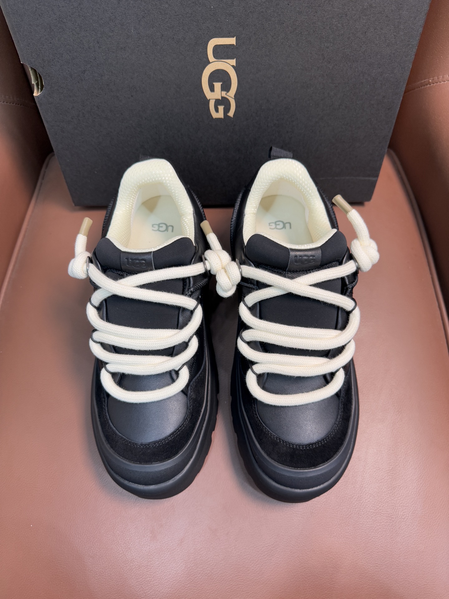 NO:589559,The new UGG men's simple and fashionable snow shoes. The most worth buying at the end of this year are warm casual shoes. Whether you are out and about at home, their comfortable and warm performance will be your most suitable fashion companion!  The material is made of cowhide upper, and the lining is made of imported wool. The two-layer cowhide is warm and comfortable for leisure!  The eva+ rubber patch outsole is cushioning, non-slip and wear-resistant, and has good elasticity. It is light and wear-resistant, comfortable and soft, and the new simple tailoring is more fashionable. It has both practicality and fashion sense, so you no longer have to worry about how to match it in winter, but still maintain your fashionable taste. The material is made of high-quality genuine wool from Dongguan. Look at the details!  Size 39-40-41-42-43-44-45 sneaker size, sneakers, cowhide19860909新款UGG 男款简约时尚雪地鞋 今年年底最值得入手的那是保暖休闲鞋子,无论外出居家其舒适保暖性能都是你最贴合的时尚伴侣！ 材料采用牛皮鞋面,内里采用进口羊毛.二层牛皮保暖 休闲舒适！ eva+橡胶贴片大底,缓冲,防滑耐磨,和良好的弹性,轻盈耐磨,舒适柔软,全新简洁剪裁,更显时尚,兼具穿搭实用性和时尚感,让您在冬天不再忧愁如何搭配,依然不失时尚品味.莞产高品真羊毛 材质看细节！ 尺码39-40-41-42-43-44-45 运动鞋尺码,,sneakers,cowhide,Men's shoes