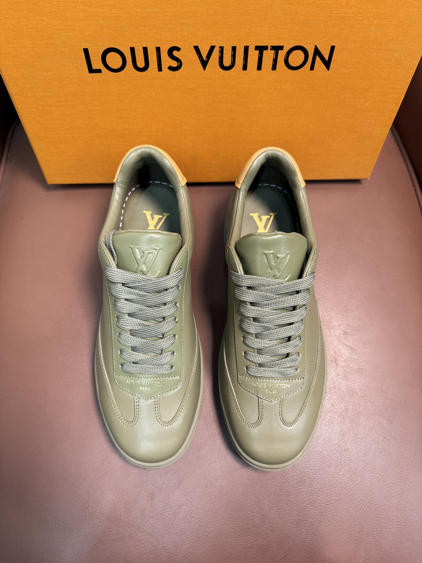 NO:639693,Louis Vuitton LV FLASH sneakers LV FLASH sneakers are made of calfskin, with a fine and durable texture. There is Monogram embossing on the side of the shoe, which is low-key and recognizable. The tongue and heel are stitched with leather and have a full sense of layering. The rubber sole is non-slip and wear-resistant, suitable for long-term wear. The overall style is simple and retro, and can be easily used for commuting and leisure. The wide size coverage is suitable for various foot types, comfortable and fashionable! ,size39-45,,louis vuitton,louis vuitton,sneakers,cowhide19860909Louis Vuitton LV FLASH运动鞋 LV FLASH运动鞋采用小牛皮,质感细腻耐用,鞋側有Monogram压纹,低调又有辨识度.鞋舌和后跟皮革拼接,层次感满满.橡胶鞋底防滑耐磨,适合长时间穿着.整体简约复古,通勤休闲都能轻松驾驭尺码覆盖广,适合各种脚型,舒适又时髦！ ,size39-45,,louis vuitton,louis vuitton,sneakers,cowhide,Men's shoes