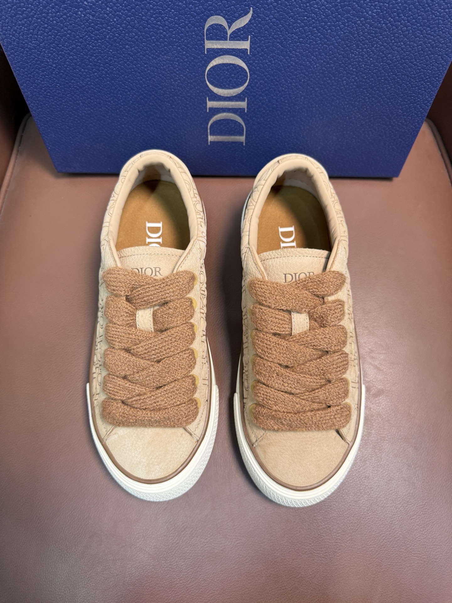 NO:639750,Dio~r's B33 sneakers are a new take on a classic tennis shoe, with a modern silhouette that emphasizes chunky texture. Crafted from calf leather and embellished with the Oblique print, they are unique with a padded tongue embellished with the Dior signature, wide mohair laces and tonal brass eyelets with a matte finish. Oblique print-effect rubber sole with contrasting Dior 30 Avenue Montaigne on the rear.  The logo enhances style. It can add fashionable temperament to casual looks. Yuan, Size39-44 (customized at 38.45.46), dior, sneakers, cowhide19860909Dio～r 这款 B33 运动鞋全新演绎经典的网球鞋,时尚廓形突显厚重质感.采用牛皮革精心制作,饰以 Oblique 印花,搭配饰以 Dior 标志的加垫鞋舌、马海毛宽鞋带和哑光饰面同色调黄铜孔眼,别具一格.Oblique 印花效果橡胶鞋底,后侧饰以对比鲜明的 Dior 30 Avenue Montaigne 标志提升格调.可为休闲造型增添时尚气质. 元,Size39-44（38.45.46定做）,,dior,sneakers,cowhide,Men's shoes