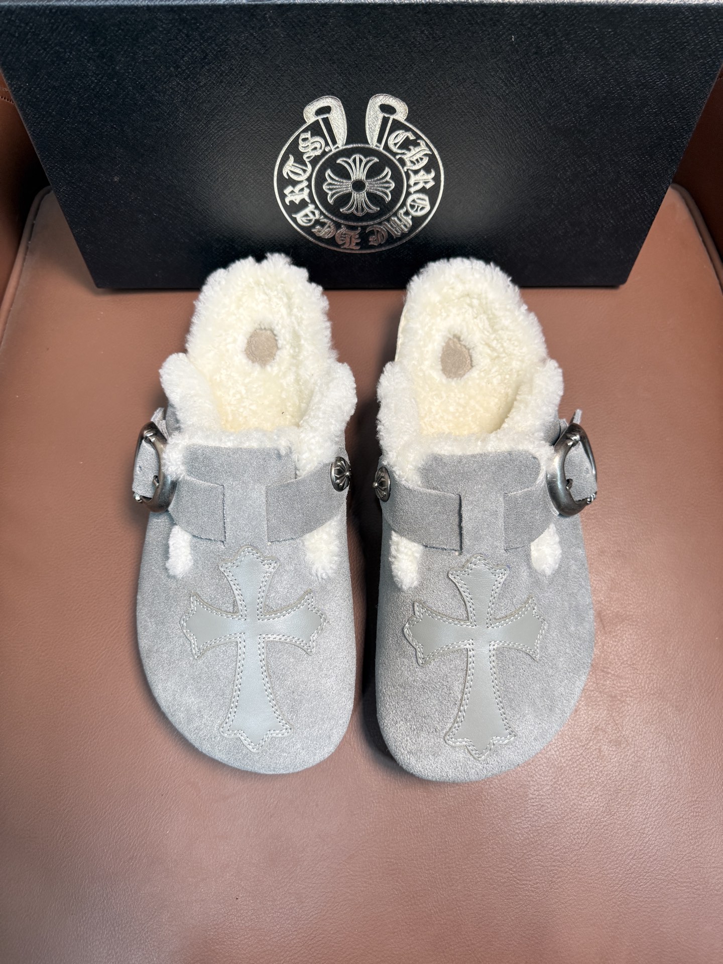 NO:639748,ChromeHearts Birkenstock co-branded Birkenstock slippers. Imported cowhide and ChromeHearts hardware. The texture is full without bumping into shoes. It’s really a masterpiece!  It is really comfortable and convenient to wear, a must-have for commuting to work and traveling., size38-46,, birkenstock, chrome hearts, chrome hearts, cowhide19860909ChromeHearts Birkenstock联名勃肯鞋毛拖.进口牛皮搭配克罗心的五金.质感拉满还不撞鞋真是绝绝子啦！穿着真是又舒服又方便,通勤上班出游必备.,size38-46,,birkenstock,chrome hearts,chrome hearts,cowhide,Men's shoes
