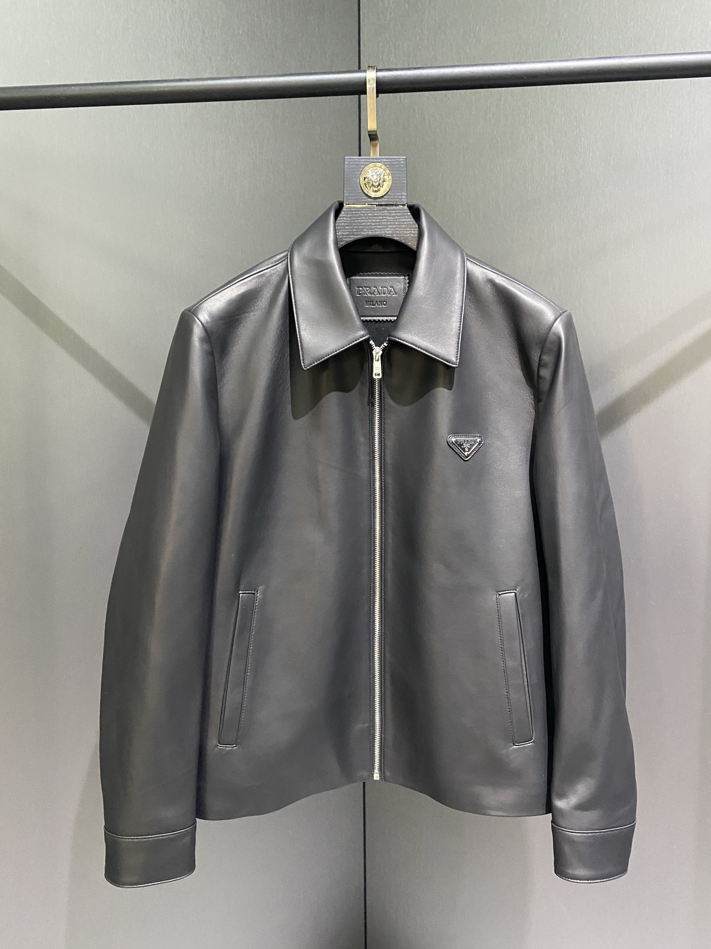 NO:676028,Prada Classic Lapel Business Jacket Made of imported sheepskin fabric Lapel design Triangle logo decoration on the chest Highlights fashion Size 48-56,,prada,prada,jackets & coats,sheepskin,Top Customize119860909普拉达Prada 经典款翻领商务夹克 面料甄选进口绵羊皮 翻领设计 前胸三角标装饰 彰显时尚 尺码48-56,,prada,prada,jackets & coats,sheepskin,Top Customize1,Men's clothing