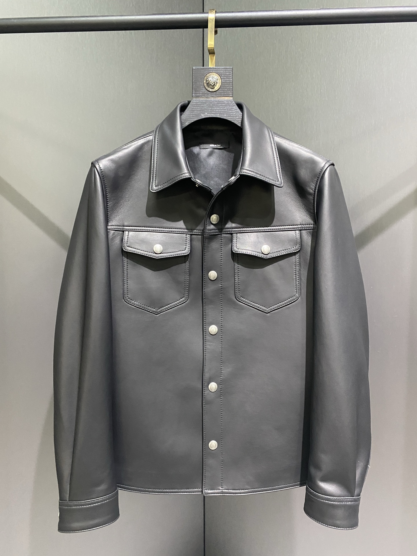 NO:675137,Tom Ford's new genuine leather jacket. The fabric is imported sheepskin. Lapel design. Positive fit. Handsome upper body effect. Customer supplied hardware. Size 48-56,,tom ford,jackets & coats,sheepskin,Top Customize119860909汤姆福特Tom Ford新款真皮夹克 面料甄选进口绵羊皮 翻领设计 版型正 上身效果帅气 客供五金 尺码48-56,,tom ford,jackets & coats,sheepskin,Top Customize1,Men's clothing