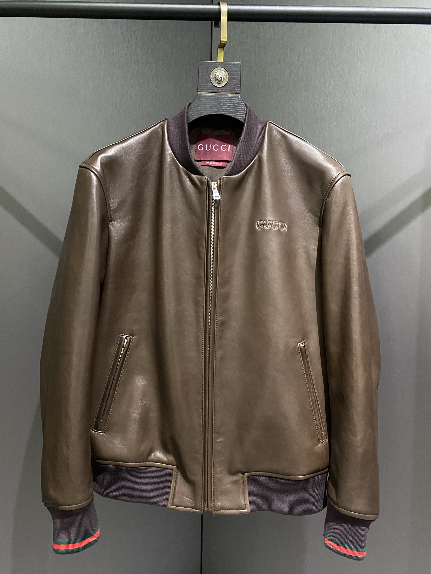 NO:675629,Gucci GUCCI's new baseball jacket. The fabric is imported lightly waxed sheepskin. Original hardware provided by customers. Iconic thread matching. Large logo embroidery on the chest. Sizes 48 to 56 (color optional black coffee),,gucci,gucci,jackets & coats,jackets & coats,sheepskin,Top Customize119860909古驰GUCCI新款棒球夹克外套 面料甄选进口轻涂腊感绵羊皮 客供原版五金 标志性的螺纹搭配 胸口大Logo刺绣工艺 尺码48一56（颜色可选 黑 咖）,,gucci,gucci,jackets & coats,jackets & coats,sheepskin,Top Customize1,Men's clothing