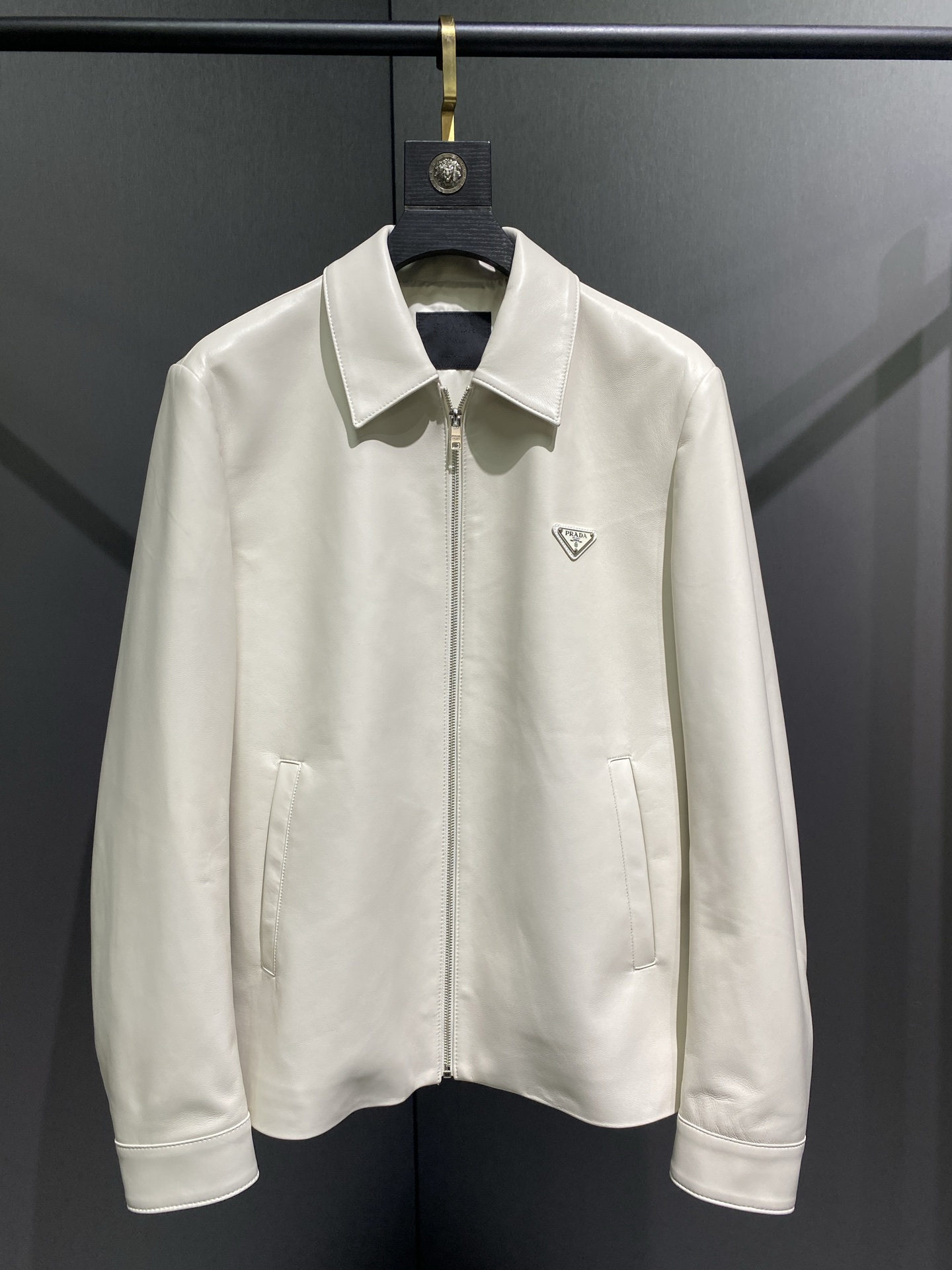 NO:675626,Prada Classic Lapel Business Jacket Made of imported sheepskin fabric Lapel design Triangle logo decoration on the chest Highlights fashion Size 48-56,,prada,prada,jackets & coats,sheepskin,Top Customize119860909普拉达Prada 经典款翻领商务夹克 面料甄选进口绵羊皮 翻领设计 前胸三角标装饰 彰显时尚 尺码48-56,,prada,prada,jackets & coats,sheepskin,Top Customize1,Men's clothing