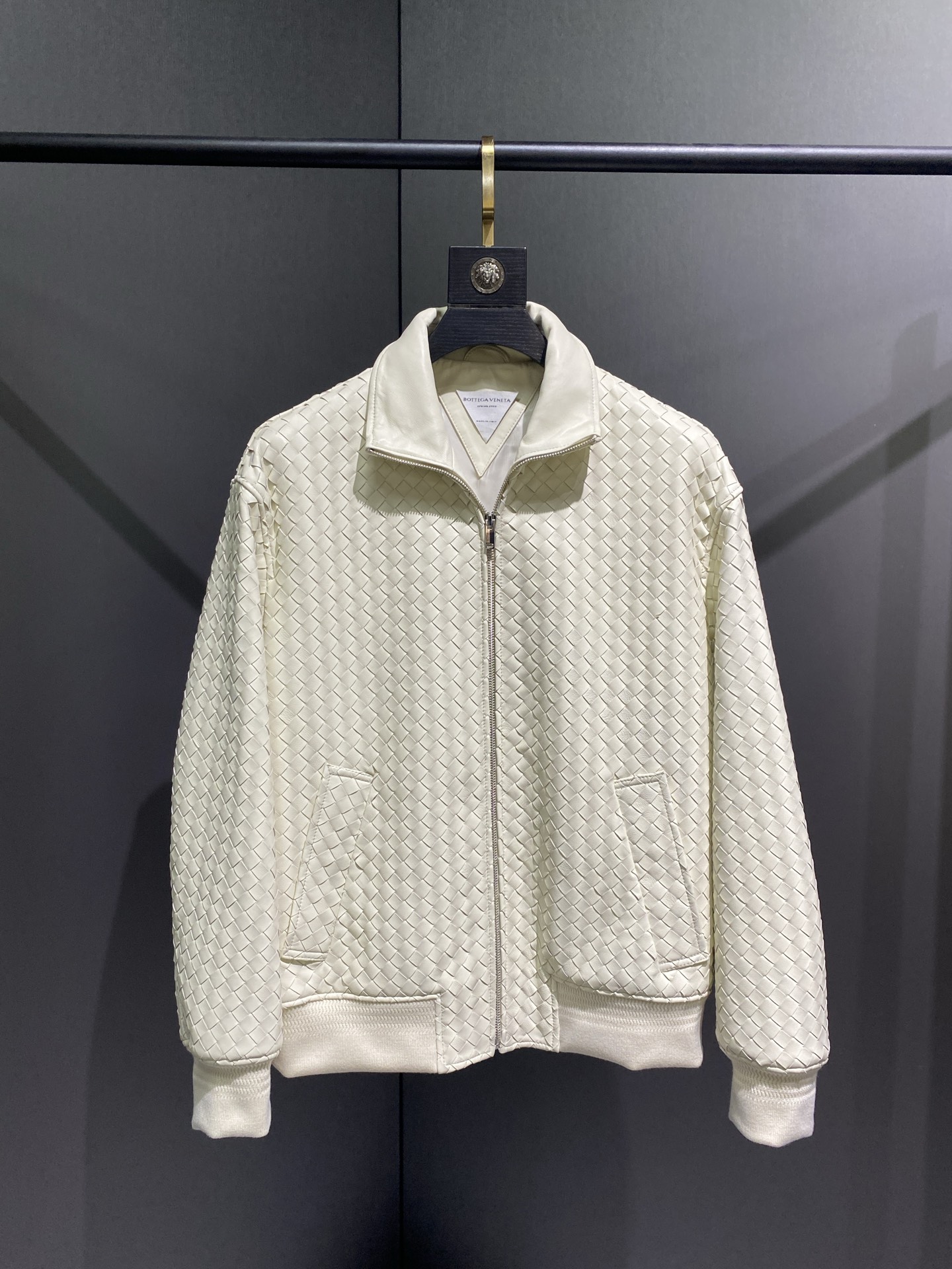 NO:674658,Special offer Bottega Veneta BV new jacket, new white 200. The fabric is imported sheepskin. The gloss is very handsome. This dress is full of high-end. The whole dress is purely hand-knitted. It is a good-looking leather jacket. This dress is very expensive. It is so beautiful and versatile. Sizes 48-56,,bottega veneta,bottega veneta,jackets & coats,leather jacket,sheepskin,Top Customize119860909特价 葆蝶家BV新款夹克 新增白色200 面料甄选进口绵羊皮 手感光泽度非常帅气 这件衣服高级感满满 整件衣服都是纯手工编织制作 好看的一件皮衣 这件衣服非常的费皮料 太好看了百搭款 尺码48-56,,bottega veneta,bottega veneta,jackets & coats,leather jacket,sheepskin,Top Customize1,Men's clothing