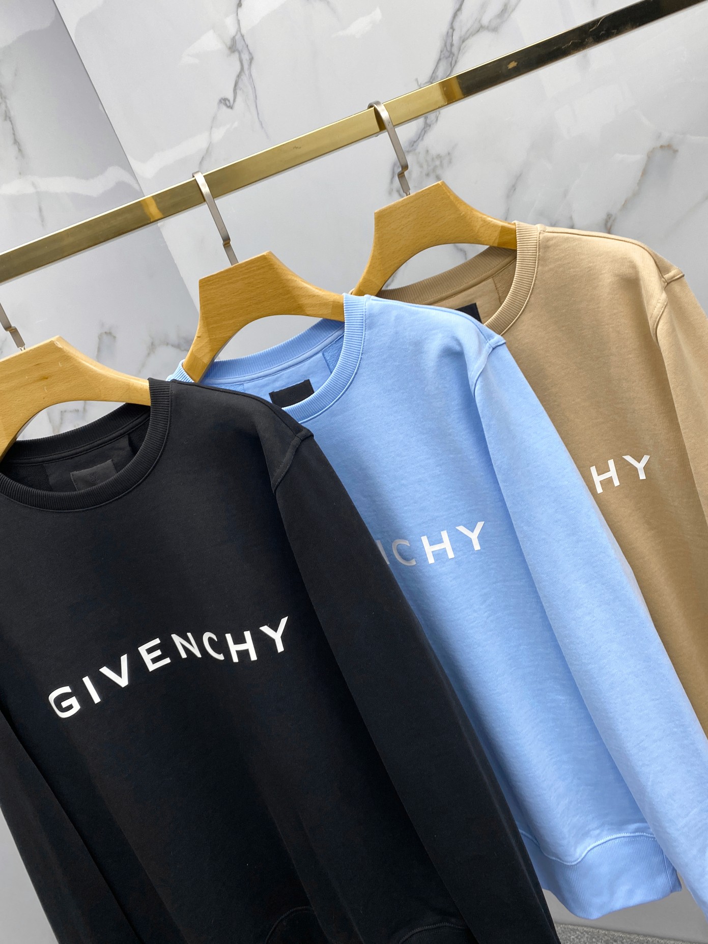 特价 YW MZS 黑色 M- XL-. 浅蓝 S- M-  GIVENCHY男女同款休闲圆领套头毛巾圈卫衣 GIVENCHY一直以来都是引领潮流的代表 这款卫衣男女同款 略宽松版型 设计简约不失时尚感 内里毛巾圈打底即柔软又舒适 不扎肉 配色温柔又百搭！\n颜色：天蓝色，咖色，黑色\n尺码：S，M，L，XL，XXL \nS 肩宽   胸围  衣长 \nM 肩宽   胸围 YY 衣长 \nL 肩宽   胸围  衣长 \nXL 肩宽   胸围  衣长 \nXXL 肩宽   胸围  衣长 