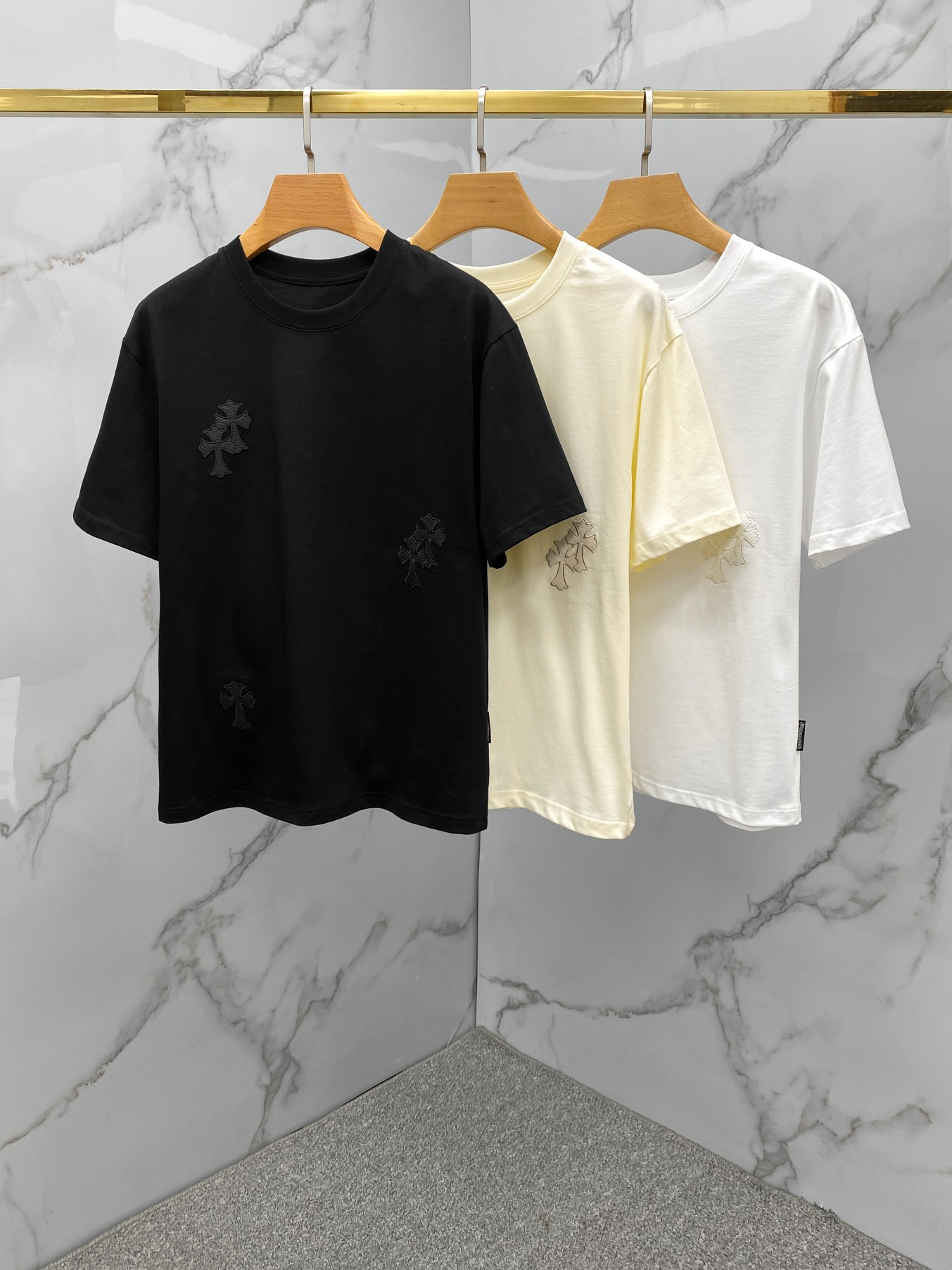 特价  白色 L- XL- XL- 米色 M- XL- XXL- XL- CH外单纯棉圆领短袖T恤  后背标志徽标刺绣  内里内衬有贴布  不磨后背 溜肩袖设计 前面标志十字星小徽标  超经典款  时尚且不浮夸  客订EYg纯棉料  无领标 高端性价比款  品质控必入  颜色  白色  米色  黑色  尺码 M-XL \nM 肩宽   胸围   衣长    袖长   适合 YS斤以内\nL 肩宽   胸围   衣长    袖长   适合 YS-斤\nXL 肩宽   胸围   衣长    袖长   适合 -斤\nXXL 肩宽   胸围   衣长    袖长   适合 -YB斤\nXL 肩宽   胸围 YZ  衣长    袖长   适合 YB-斤