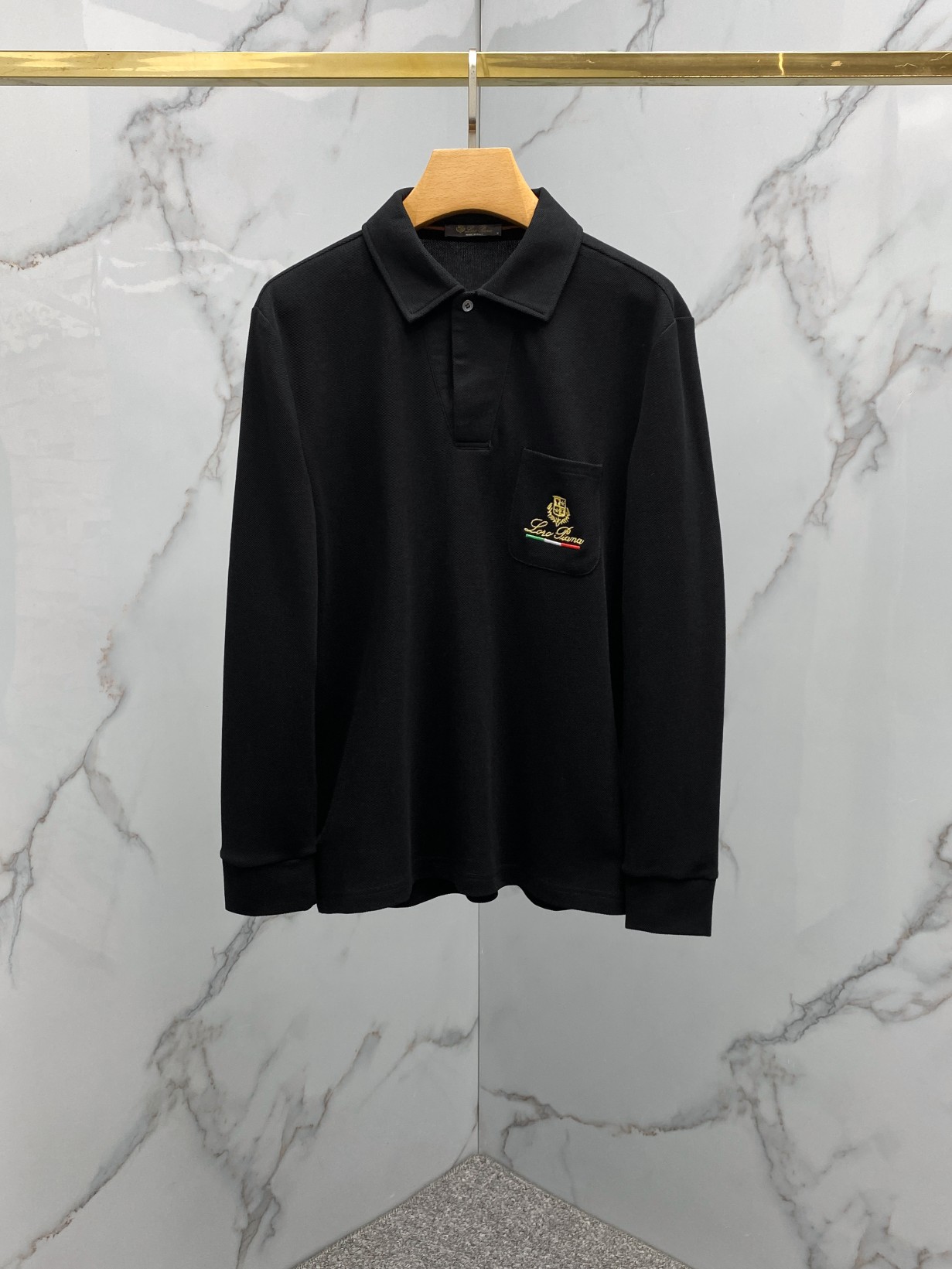 新春特惠 YL  现货 M- L- XL- LORO PIANA/诺悠翩雅新款男装刺绣口袋长袖Polo。经典领型搭配单颗纽扣的小翻领精致突显 loro piana 品牌的标志性设计塑造百搭的商务运动气息，胸口品牌刺绣 logo 低调奢华。珠地棉面料舒适贴身而不束缚，透气且吸湿性强，简洁的设计，流畅的线条，没有过多的繁琐装饰，却能在不经意间展现出男性的内敛与大气，无论是搭配精 西装，还是随性的休闲裤，都能轻松打造出时尚而优雅的造型。\n码数：M L XL XXL XXXL\n颜色：白色 黑色\n