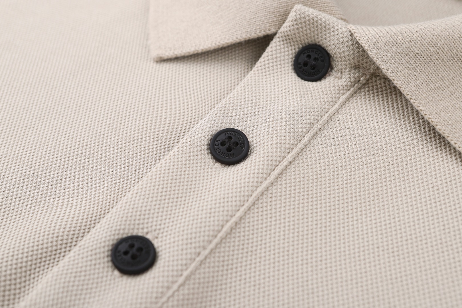 Moncler 蒙口MONCLER 26SS三粒扣Polo短袖