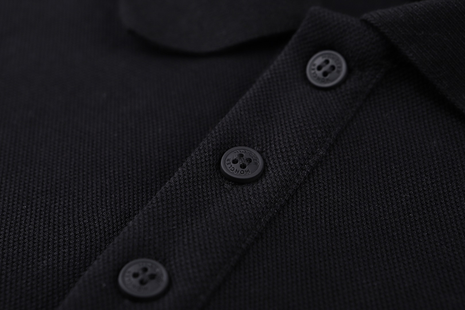 Moncler 蒙口MONCLER 26SS三粒扣Polo短袖