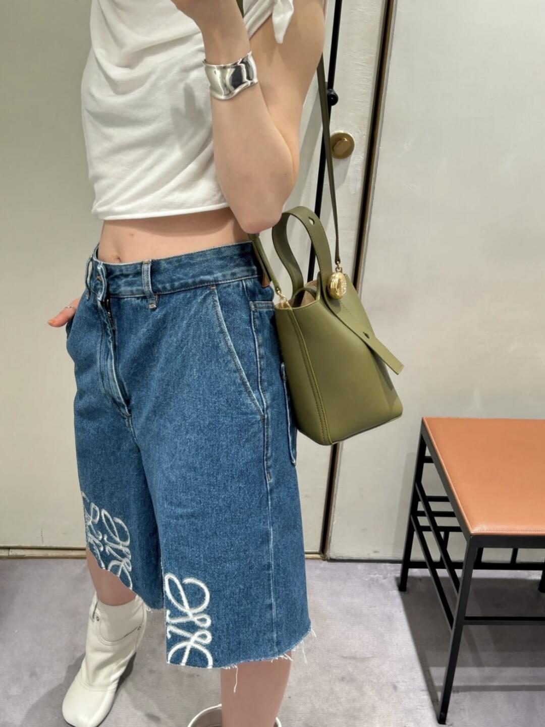 Loewe 25' Early Spring New Logo Embroidery High-Waisted Slimming Denim Shorts 4 i1735879758777 1440 0 3