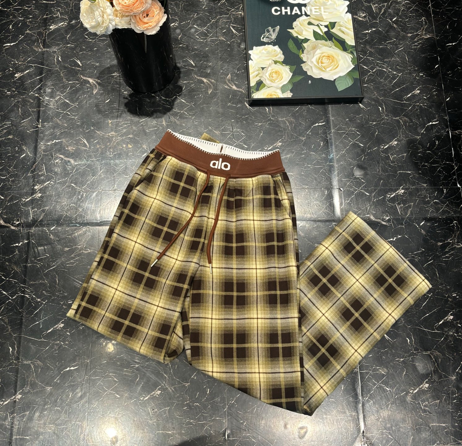 Alo Plaid Lounge Pants with Drawstring - Stylish and Comfortable