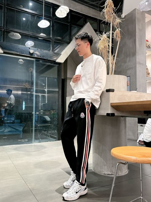 Moncler Spring 2025 Logo Track Pants - Comfortable and Stylish Design 1 Moncler Spring 2025 Logo Track Pants - Comfortable and Stylish Design