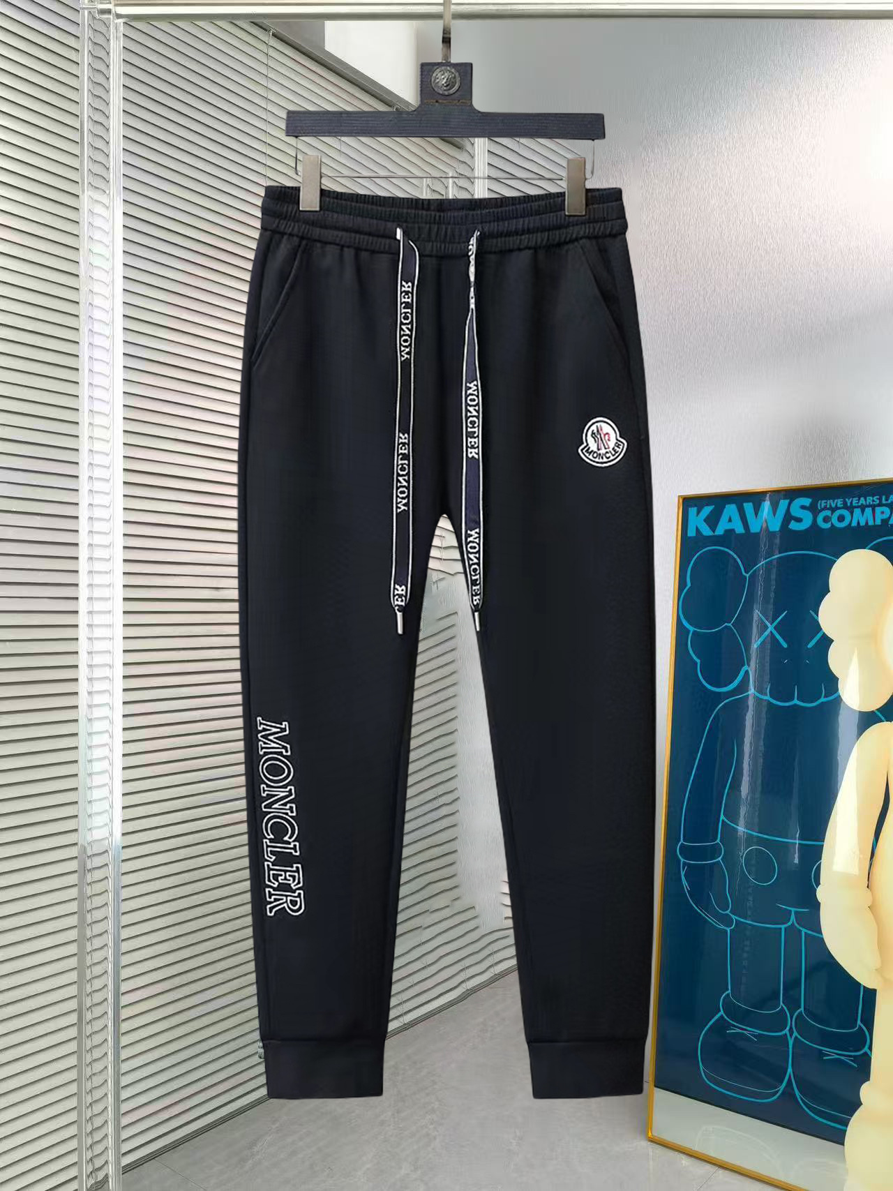 NO:517839,New casual pants for summer 2025! The official website is released simultaneously. The brand's classic LOGO casual pants, customized fabric, excellent comfort and strong hand touch. The work is highly conscious and the perfect quality craftsmanship. Size M-3XL, Moncler, alexander wang19860909蒙口 2025夏季新款休闲裤！官网同步发售.品牌经典LOGO休闲裤,定制面料,舒适度极好,手触感 烈.辦识度极高,完美品相工艺.尺码M-3XL,,Moncler,alexander wang,Men's clothing