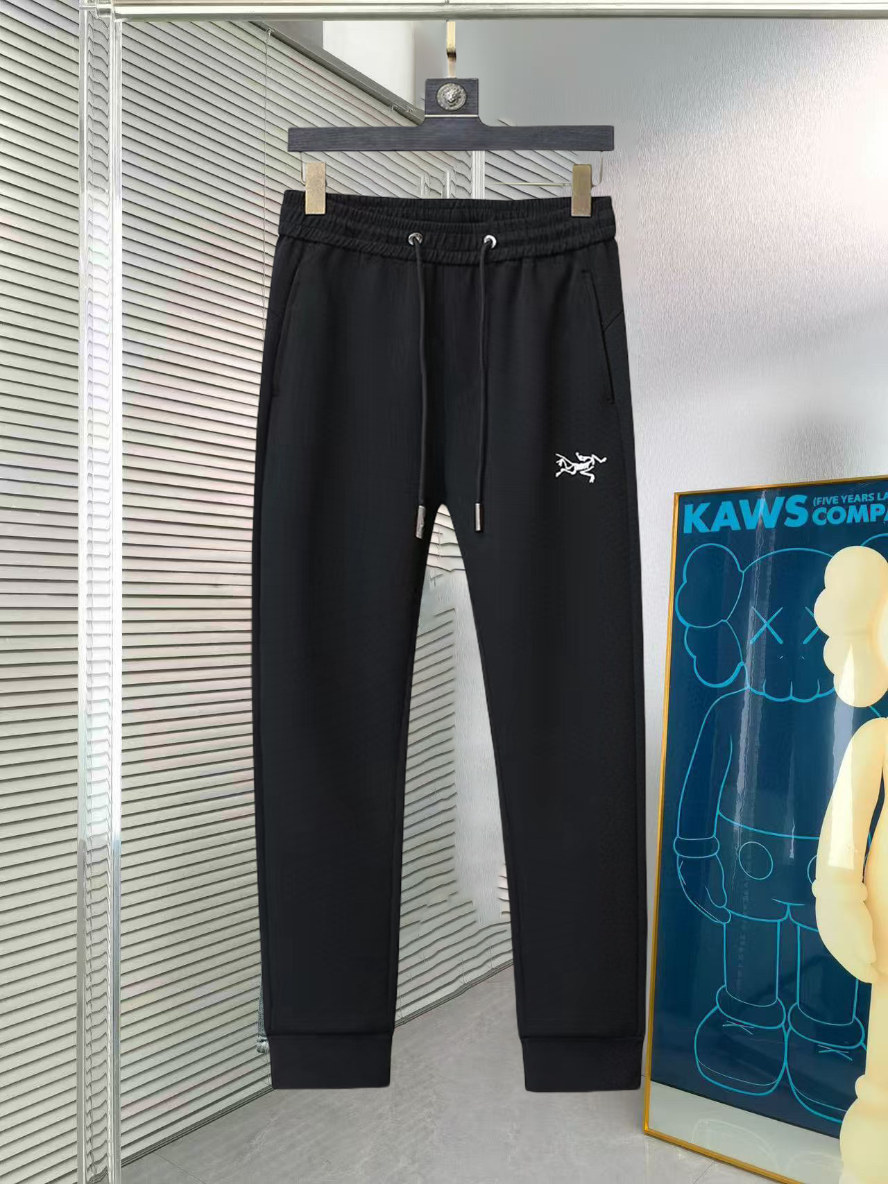 NO:517844,Archaeopteryx 2025 summer new casual pants! The official website is released simultaneously. The brand's classic LOGO casual pants, customized fabric, excellent comfort and strong hand touch. The work is highly conscious and the perfect quality craftsmanship. Size M-3XL, arc'teryx, alexander wang19860909始祖鸟 2025夏季新款休闲裤！官网同步发售.品牌经典LOGO休闲裤,定制面料,舒适度极好,手触感 烈.辦识度极高,完美品相工艺.尺码M-3XL,arc'teryx,alexander wang,Men's clothing