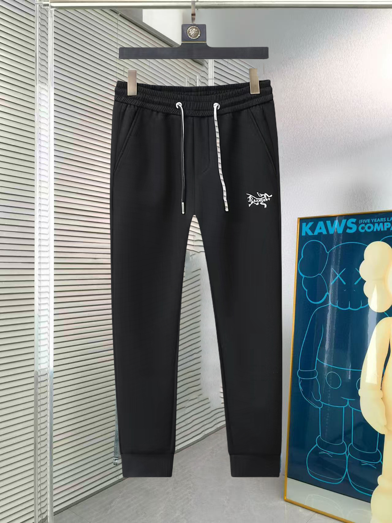 NO:517852,Archaeopteryx 2025 summer new casual pants! The official website is released simultaneously. The brand's classic LOGO casual pants, customized fabric, excellent comfort and strong hand touch. The work is highly conscious and the perfect quality craftsmanship. Size M-3XL, arc'teryx, alexander wang19860909始祖鸟 2025夏季新款休闲裤！官网同步发售.品牌经典LOGO休闲裤,定制面料,舒适度极好,手触感 烈.辦识度极高,完美品相工艺.尺码M-3XL,arc'teryx,alexander wang,Men's clothing