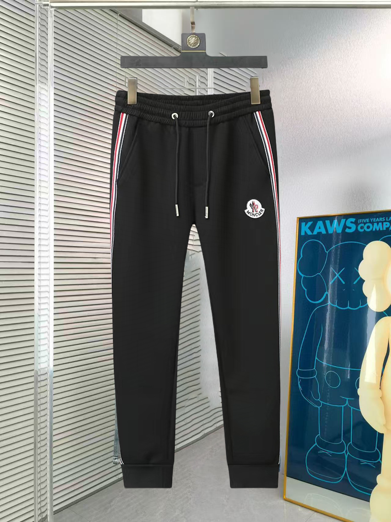 NO:517856,New casual pants for summer 2025! The official website is released simultaneously. The brand's classic LOGO casual pants, customized fabric, excellent comfort and strong hand touch. The work is highly conscious and the perfect quality craftsmanship. Size M-3XL, Moncler, alexander wang19860909蒙口 2025夏季新款休闲裤！官网同步发售.品牌经典LOGO休闲裤,定制面料,舒适度极好,手触感 烈.辦识度极高,完美品相工艺.尺码M-3XL,,Moncler,alexander wang,Men's clothing