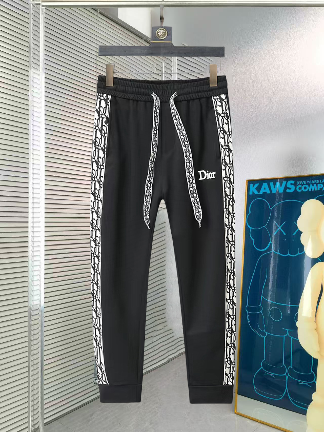 NO:517862,Dior 2025 summer new casual pants! The official website is released simultaneously. The brand's classic LOGO casual pants, customized fabric, excellent comfort and strong hand touch. The work is highly conscious and the perfect quality craftsmanship. Size M-3XL, dior, alexander wang19860909迪奥 2025夏季新款休闲裤！官网同步发售.品牌经典LOGO休闲裤,定制面料,舒适度极好,手触感 烈.辦识度极高,完美品相工艺.尺码M-3XL,,dior,alexander wang,Men's clothing