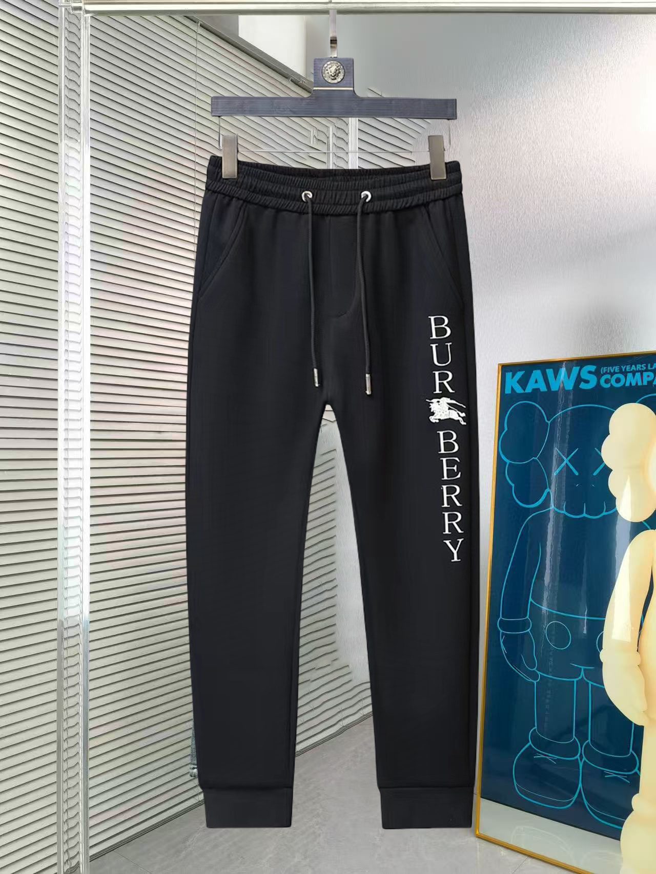 NO:517864,Burberry 2025 summer new casual pants! The official website is released simultaneously. The brand's classic LOGO casual pants, customized fabric, excellent comfort and strong hand touch. The work is highly conscious and the perfect quality craftsmanship. Size M-3XL, burberry, alexander wang19860909巴宝莉 2025夏季新款休闲裤！官网同步发售.品牌经典LOGO休闲裤,定制面料,舒适度极好,手触感 烈.辦识度极高,完美品相工艺.尺码M-3XL,,burberry,alexander wang,Men's clothing