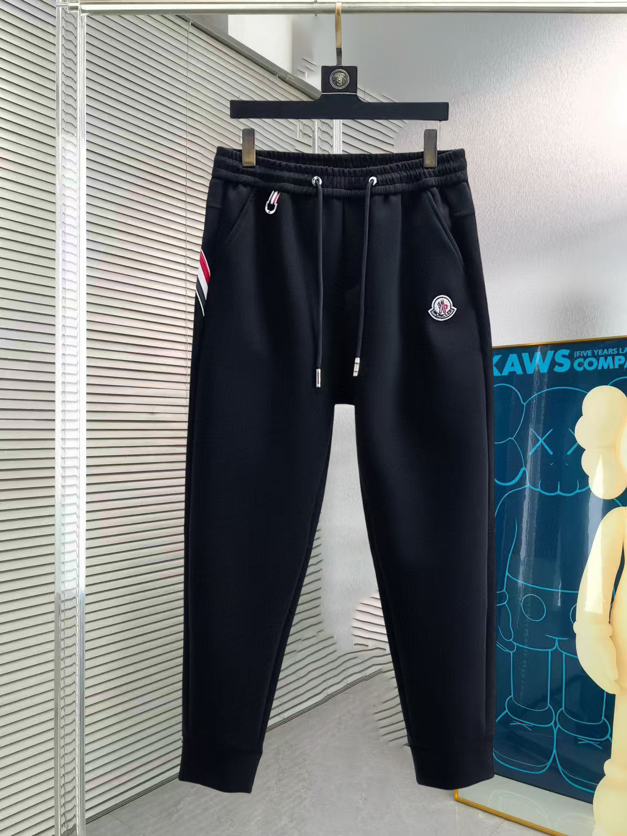 NO:517841,Blindled 2025 spring new casual pants! The official website is released simultaneously. The brand's classic LOGO casual pants, customized fabric, excellent comfort and strong hand touch. The work is highly conscious and the perfect quality craftsmanship. Size M-3XL, Moncler, alexander wang19860909蒙口 2025春季新款休闲裤！官网同步发售.品牌经典LOGO休闲裤,定制面料,舒适度极好,手触感 烈.辦识度极高,完美品相工艺.尺码M-3XL,,Moncler,alexander wang,Men's clothing