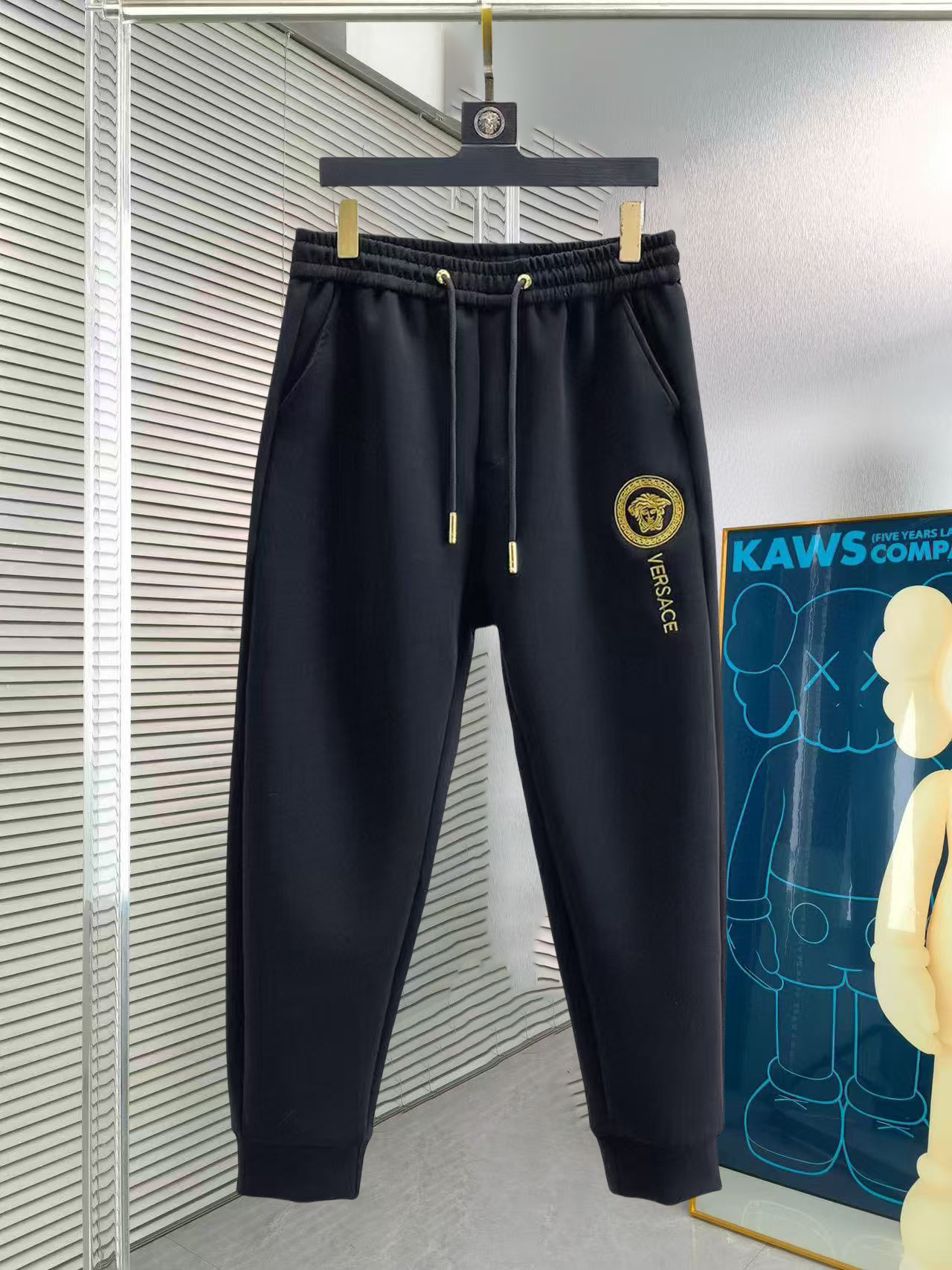 NO:517845,Versace 2025 summer new casual pants! The official website is released simultaneously. The brand's classic LOGO casual pants, customized fabric, excellent comfort and strong hand touch. The work is highly conscious and the perfect quality craftsmanship. Size M-3XL, versace, alexander wang19860909范思哲 2025夏季新款休闲裤！官网同步发售.品牌经典LOGO休闲裤,定制面料,舒适度极好,手触感 烈.辦识度极高,完美品相工艺.尺码M-3XL,,versace,alexander wang,Men's clothing
