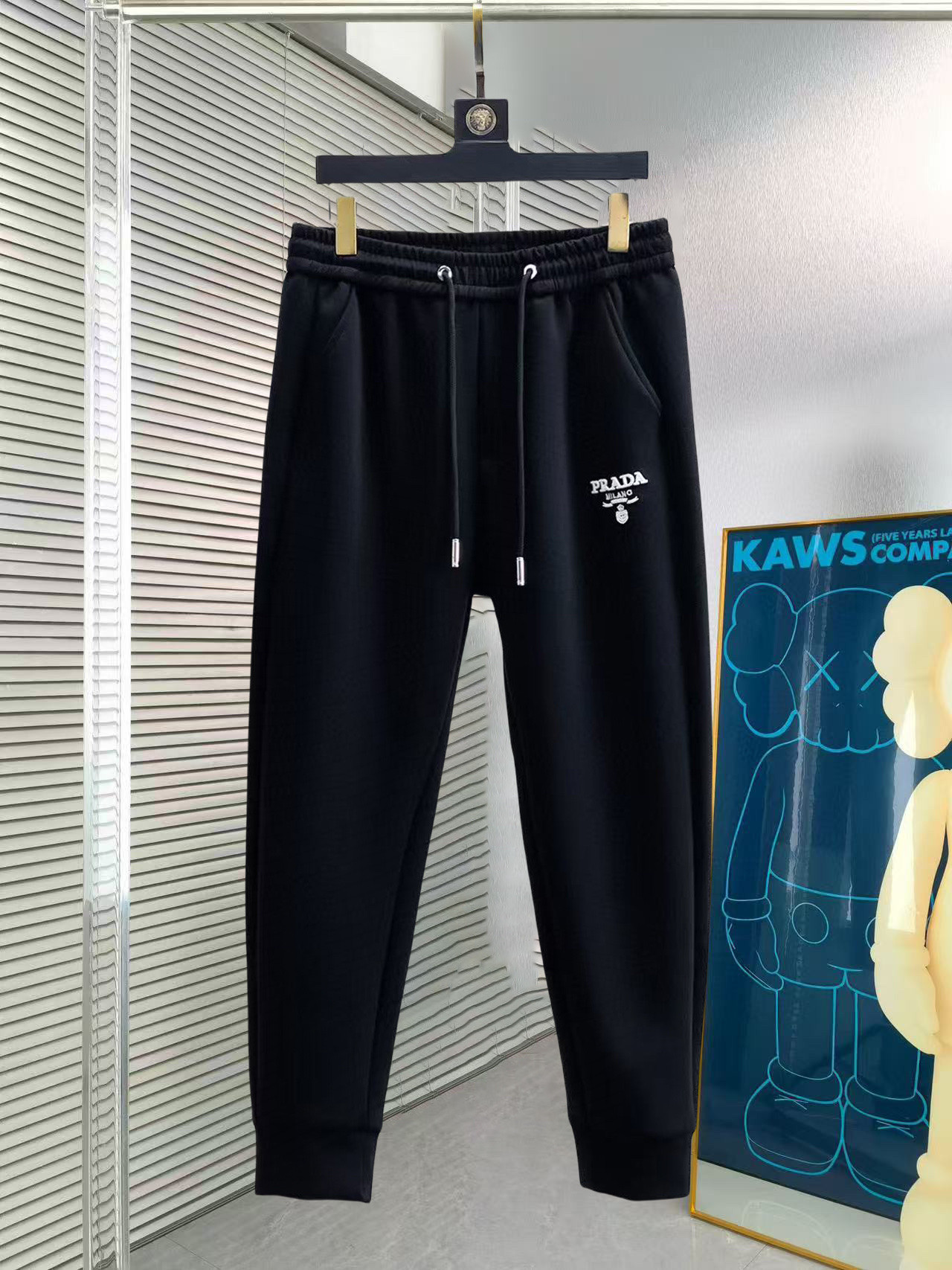 NO:517850,Prada 2025 summer new casual pants! The official website is released simultaneously. The brand's classic LOGO casual pants, customized fabric, excellent comfort and strong hand touch. The work is highly conscious and the perfect quality craftsmanship. Size M-3XL, prada, alexander wang19860909普拉达 2025夏季新款休闲裤！官网同步发售.品牌经典LOGO休闲裤,定制面料,舒适度极好,手触感 烈.辦识度极高,完美品相工艺.尺码M-3XL,,prada,alexander wang,Men's clothing