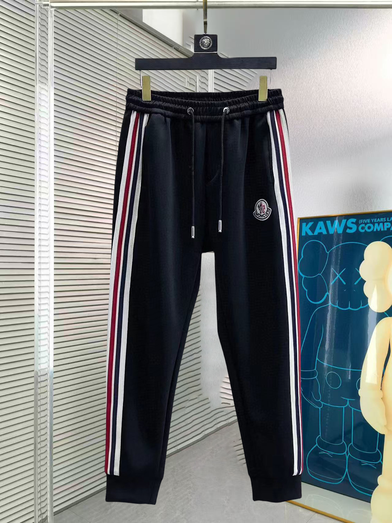 NO:517853,New casual pants for summer 2025! The official website is released simultaneously. The brand's classic LOGO casual pants, customized fabric, excellent comfort and strong hand touch. The work is highly conscious and the perfect quality craftsmanship. Size M-3XL, Moncler, alexander wang19860909蒙口 2025夏季新款休闲裤！官网同步发售.品牌经典LOGO休闲裤,定制面料,舒适度极好,手触感 烈.辦识度极高,完美品相工艺.尺码M-3XL,,Moncler,alexander wang,Men's clothing