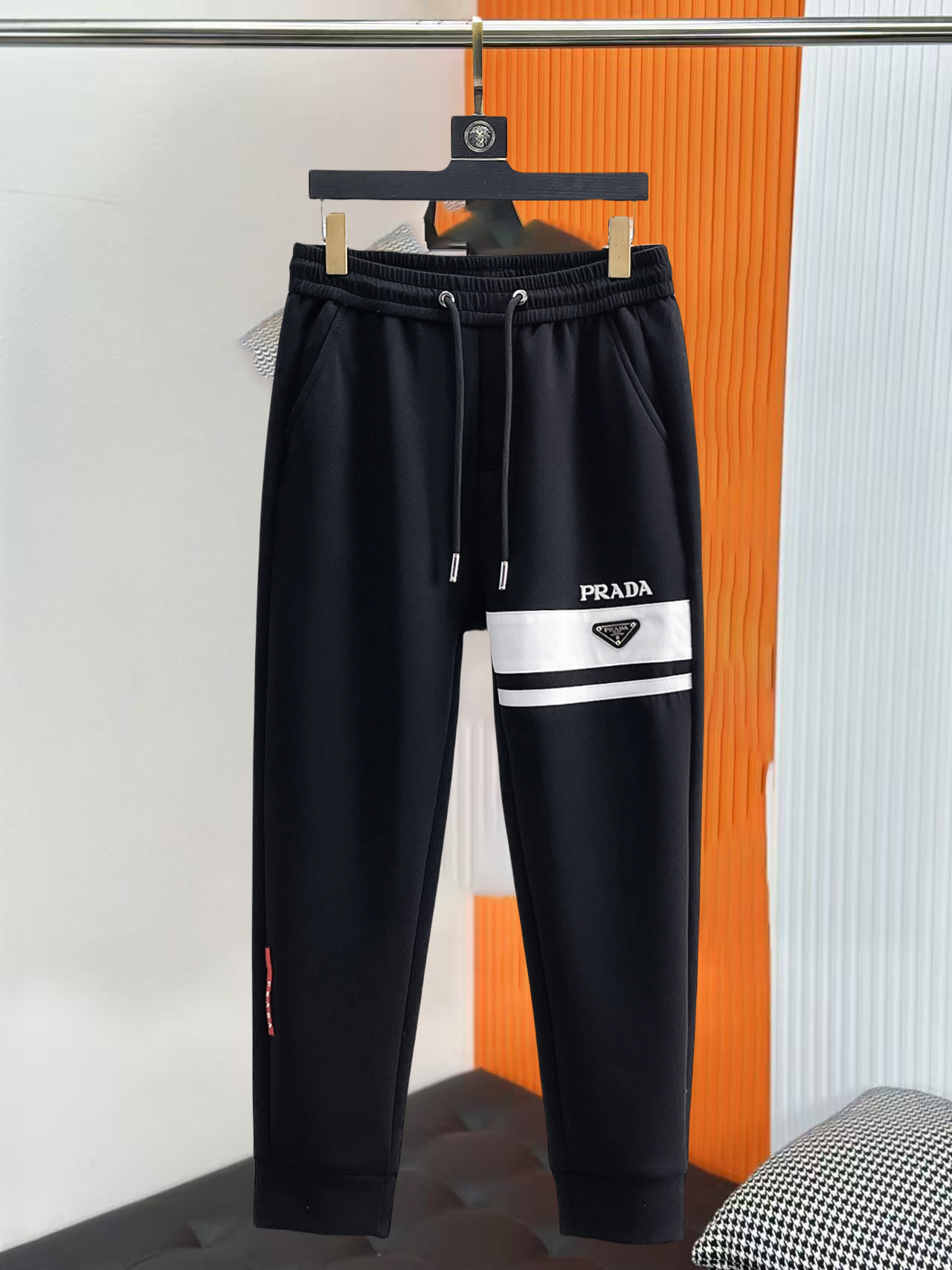 P160 Prada 2025 ¡nuevos pantalones casuales de verano! El sitio web oficial se lanzará simultáneamente. Los clásicos pa…